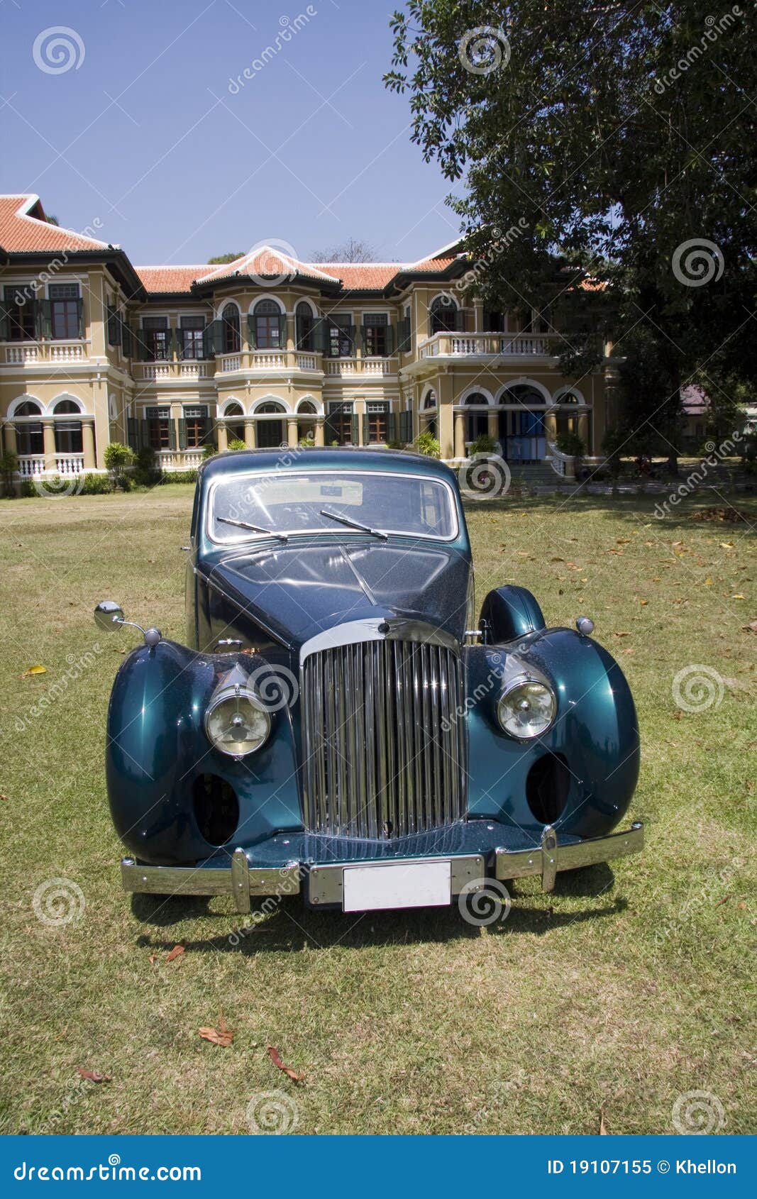Vintage car and mansion stock image. Image of vehicle - 19107155