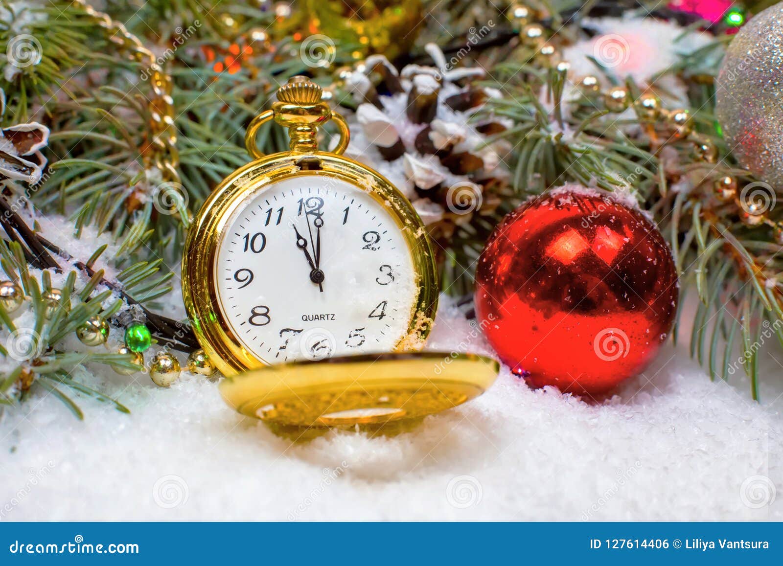 Sfondi Natalizi Vintage.A Vintage Clock In The Snow Against The Background Of A Christmas Tree And A Garland Stock Photo Image Of Garland Candles 127614406