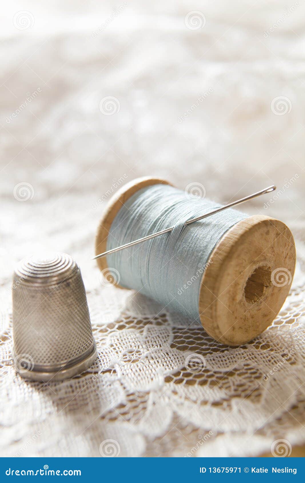 Vintage Cotton Reel with Needle and Silver Thimble Stock Image - Image of  dressmaking, vertical: 13675971