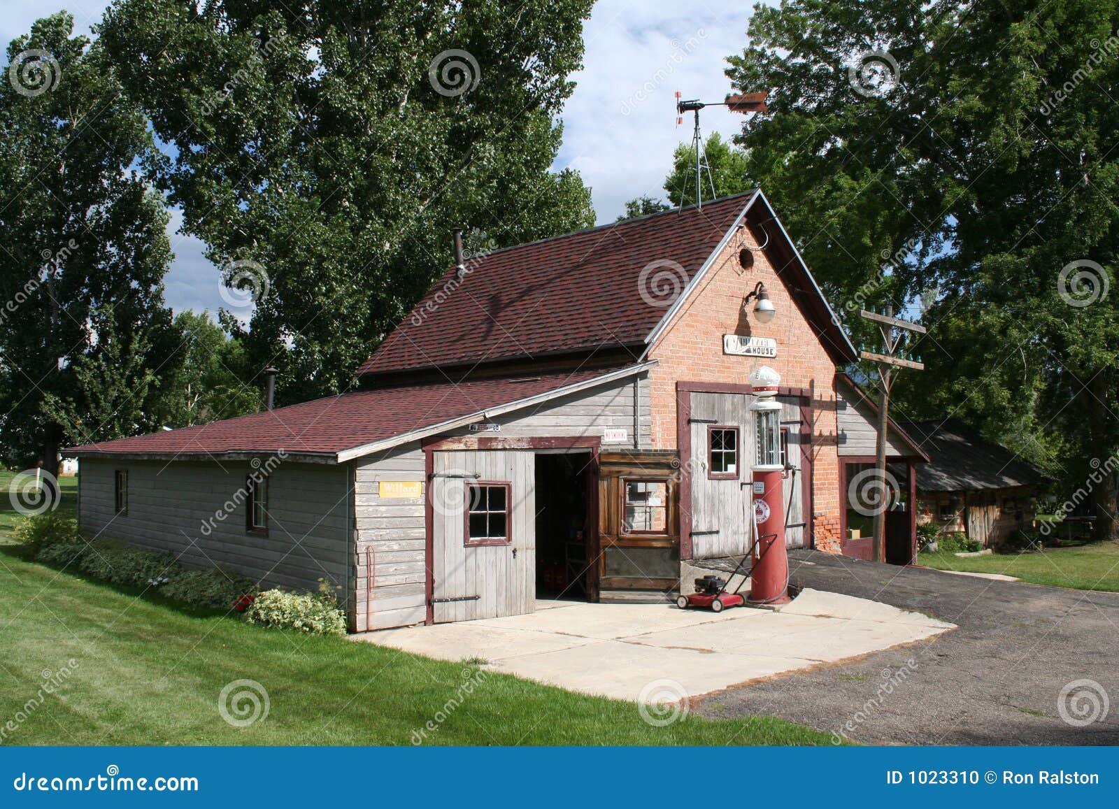 Vintage Garage Stock Photo Image 1023310