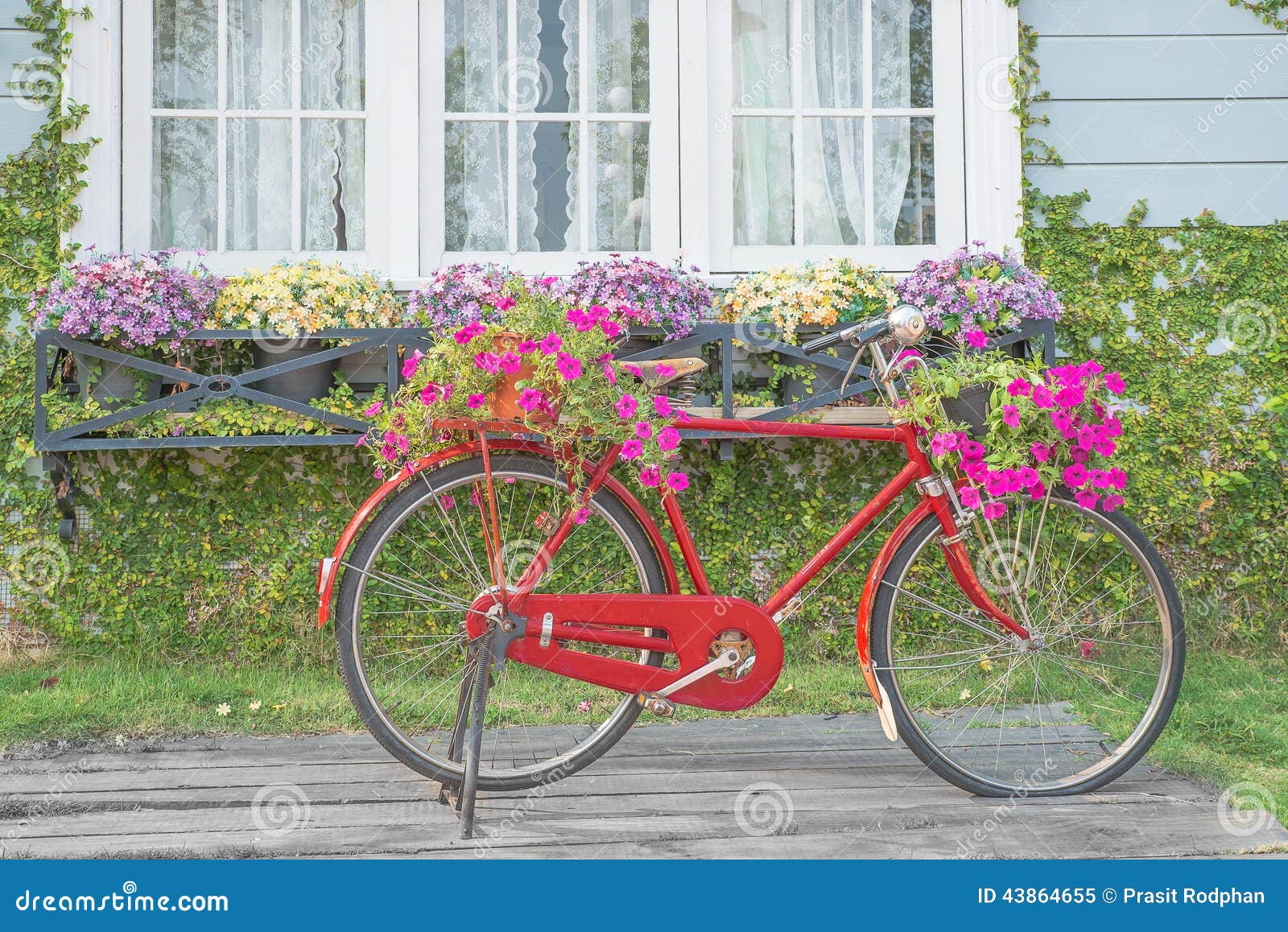 Vintage garden bicycle stock image. Image of outdoor 43864655