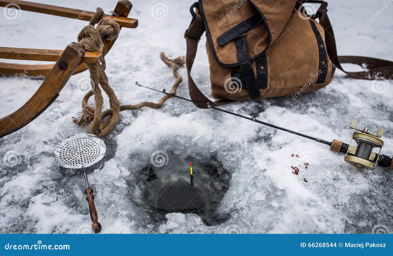 https://thumbs.dreamstime.com/z/vintage-ice-fishing-cold-morning-66268544.jpg