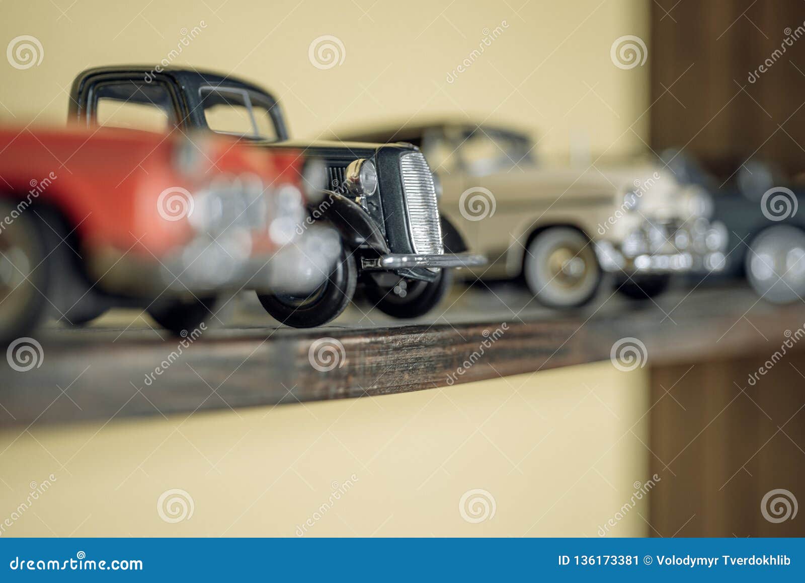 Vintage Tin Classic Car Model Handcraft Car Toy Home Office Room Decor 