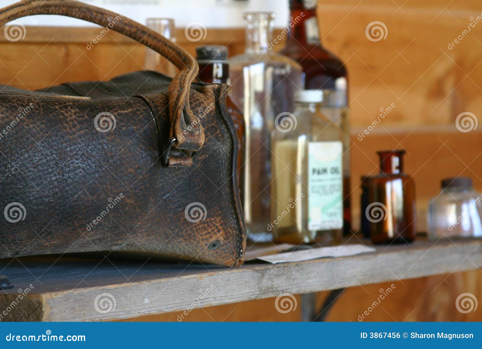 Old Battered Leather Doctors Bag And Stethoscope Stock Photo - Download  Image Now - Retro Style, Stethoscope, Bag - iStock