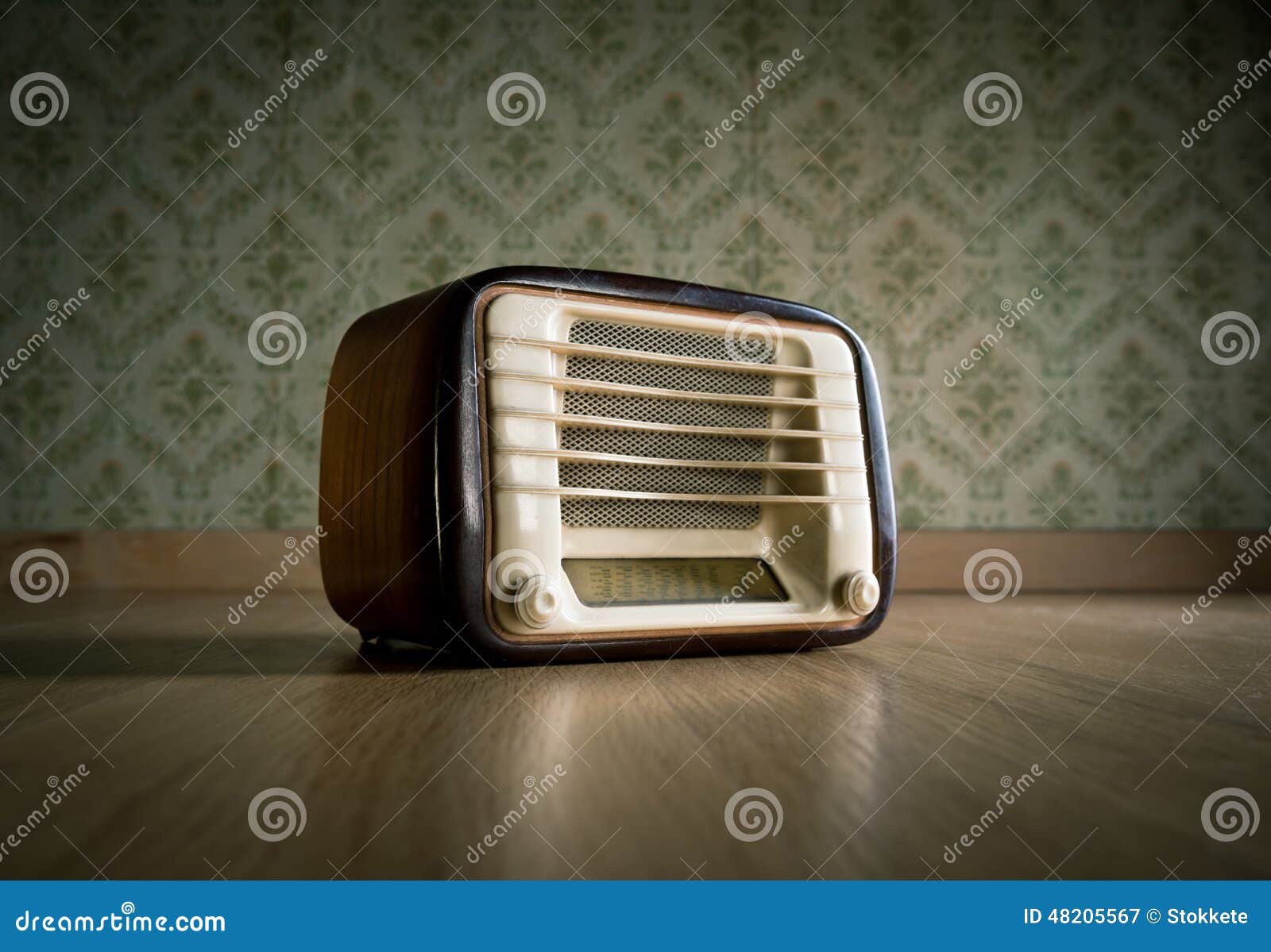 Vintage Radio On The Floor Stock Image Image Of Shortwave 48205567