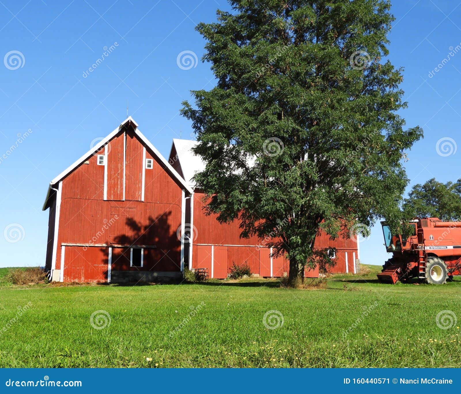 Vintage Red Barn on Blue Sky in NYS Stock Image - Image of painted,  vintage: 160440571