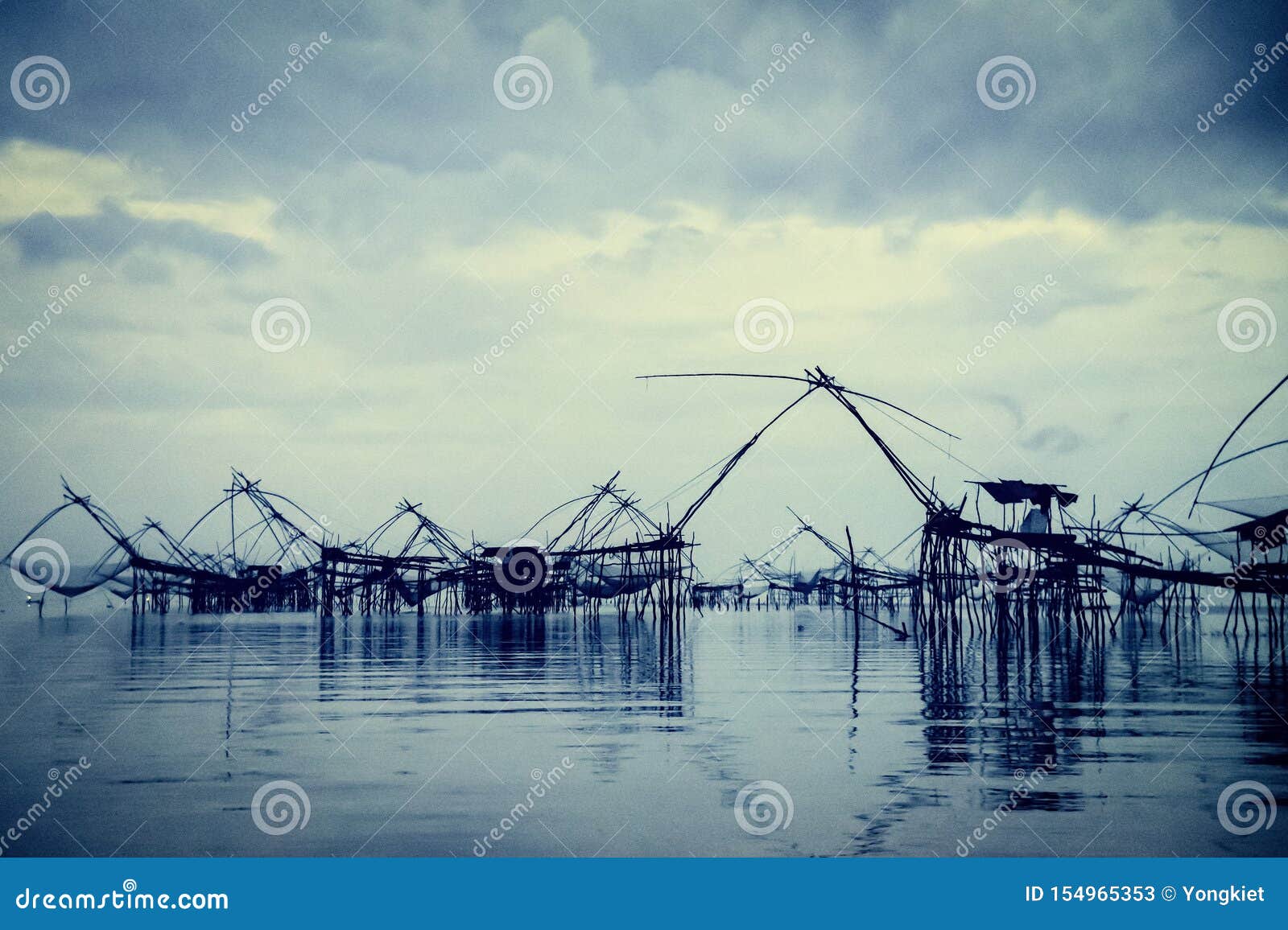 https://thumbs.dreamstime.com/z/vintage-style-old-photo-local-fishing-tool-cool-blue-tone-thailand-two-landscapes-songkhla-lake-square-dip-net-154965353.jpg