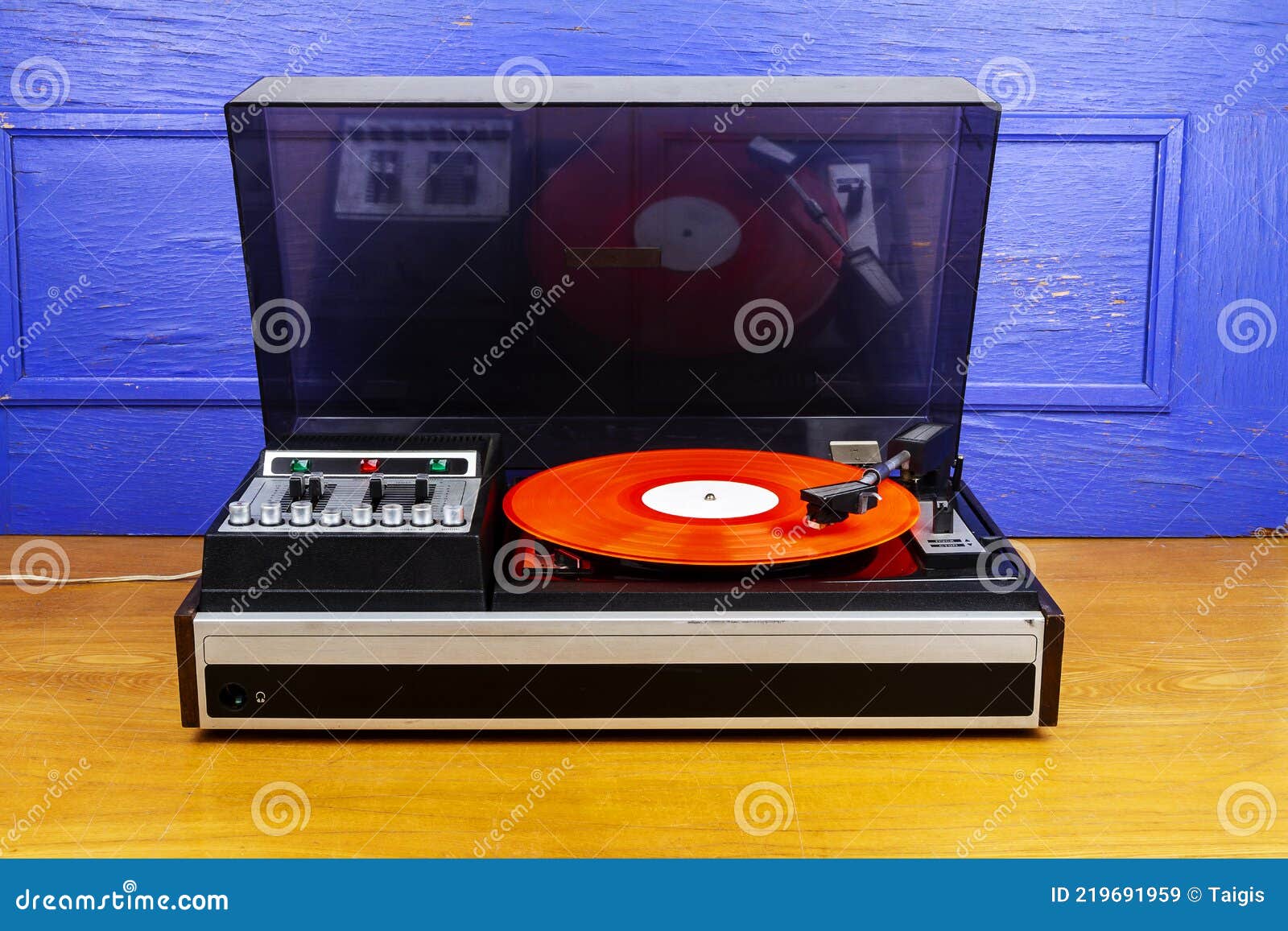 https://thumbs.dreamstime.com/z/vintage-tocadiscos-de-vinilo-reproductor-discos-con-rojo-giradiscos-grabador-en-la-mesa-por-pared-azul-219691959.jpg