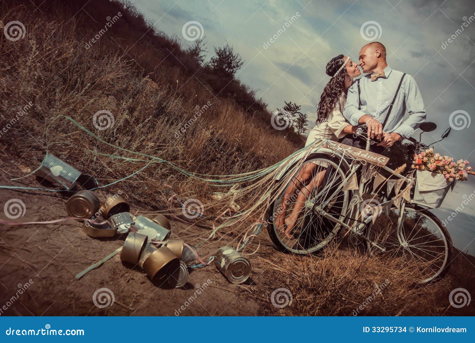 https://thumbs.dreamstime.com/z/vintage-wedding-groom-bride-bicycle-just-married-sign-cans-attached-33295734.jpg?ct=jpeg