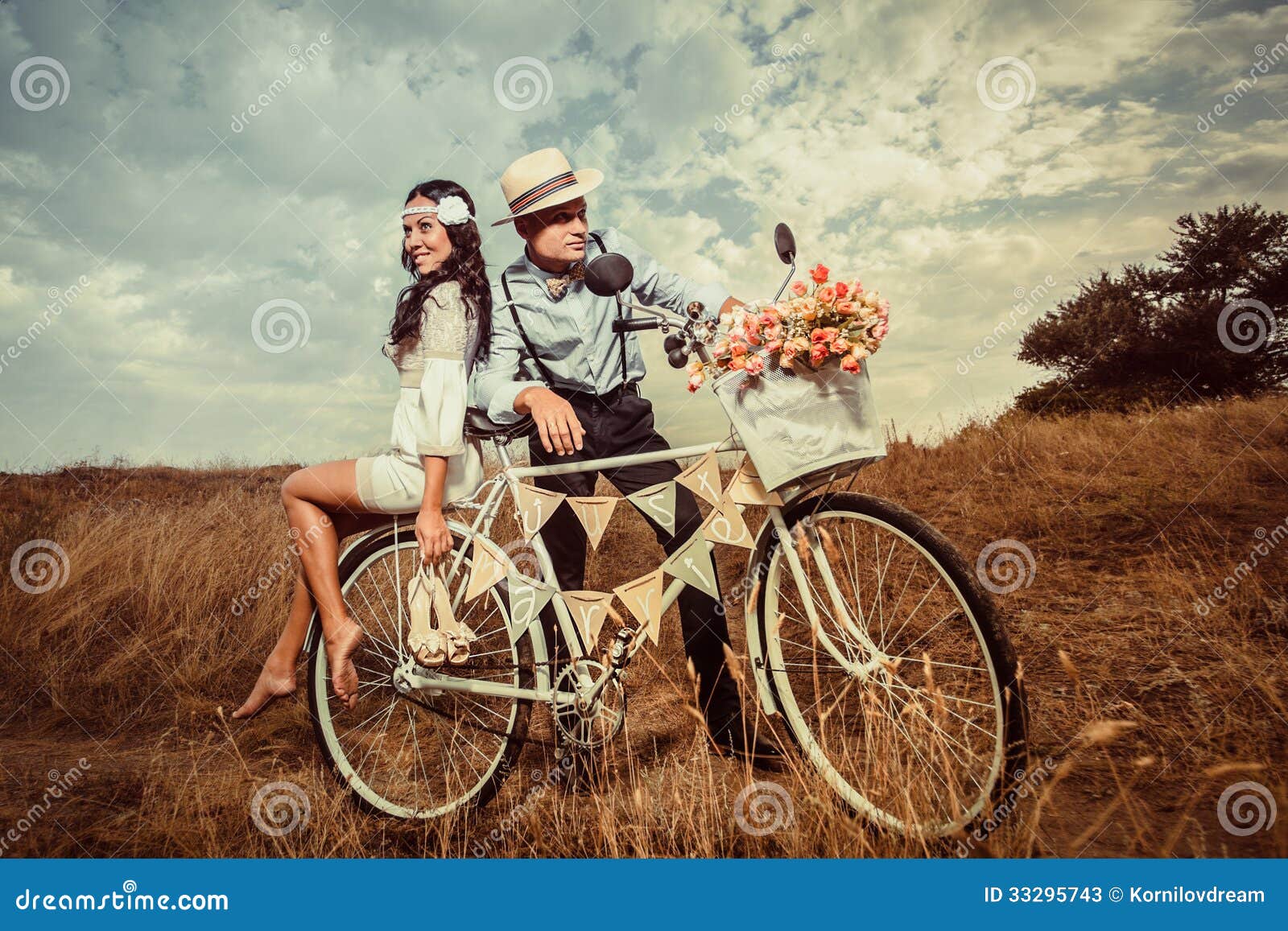 https://thumbs.dreamstime.com/z/vintage-wedding-groom-bride-bicycle-just-married-sign-cans-attached-33295743.jpg?ct=jpeg