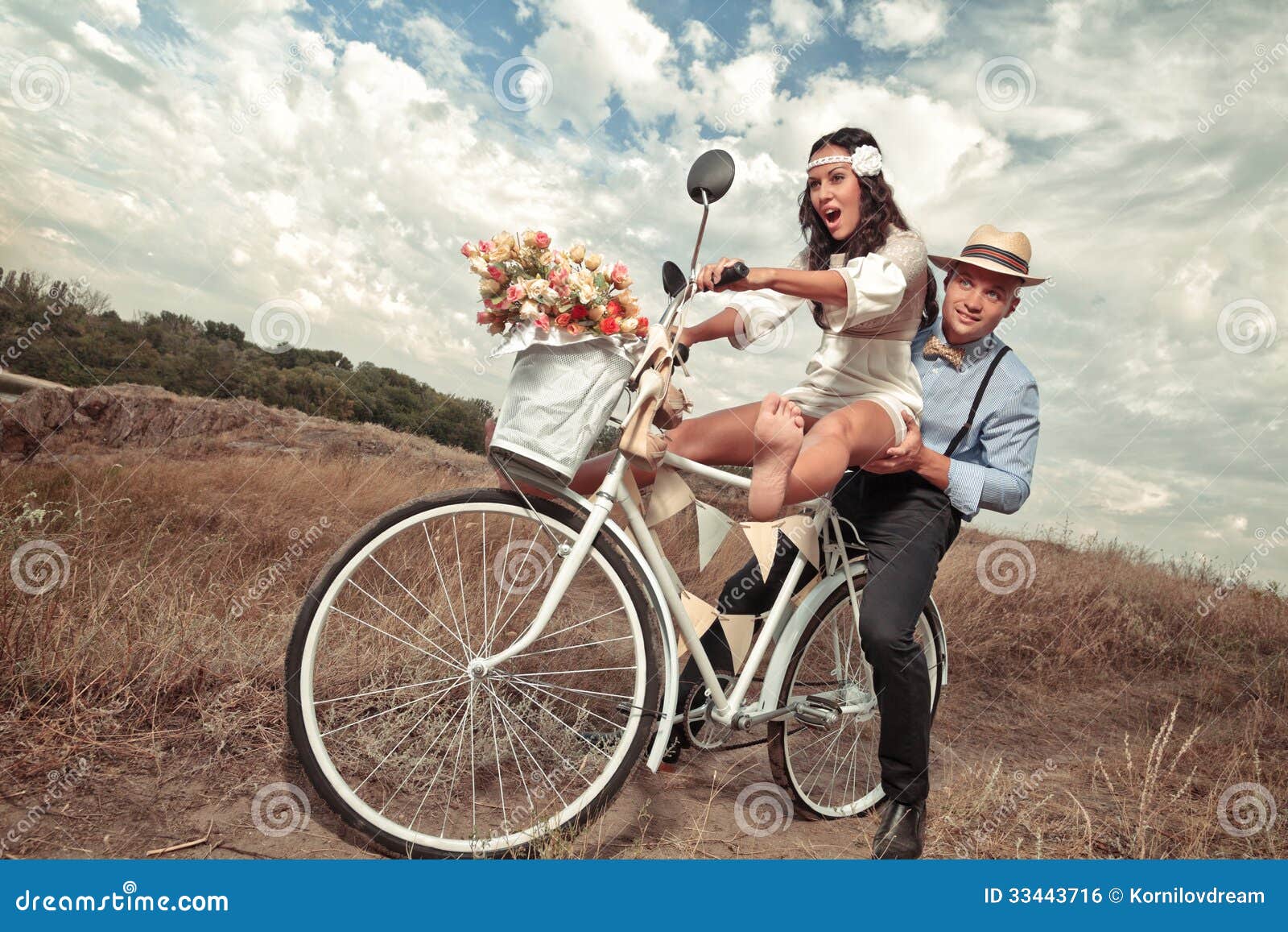 https://thumbs.dreamstime.com/z/vintage-wedding-groom-bride-bicycle-just-married-sign-cans-attached-33443716.jpg?ct=jpeg