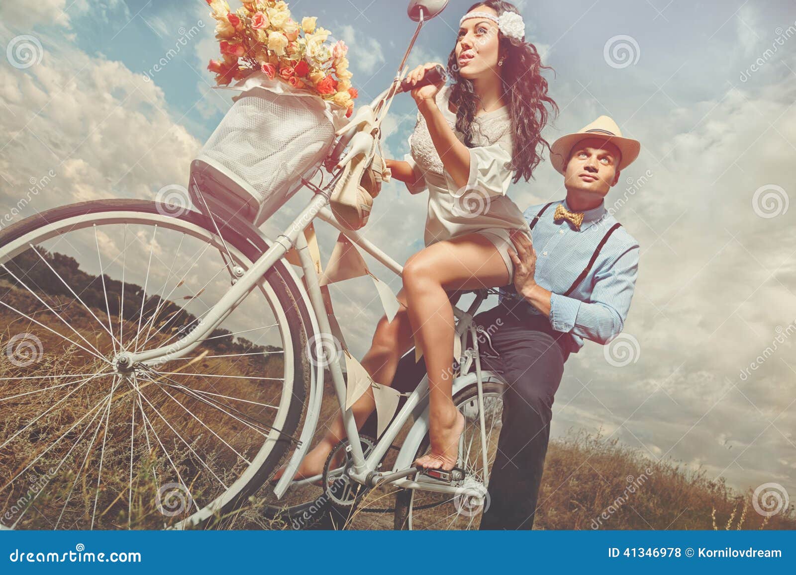https://thumbs.dreamstime.com/z/vintage-wedding-groom-bride-bicycle-just-married-sign-cans-attached-41346978.jpg?ct=jpeg