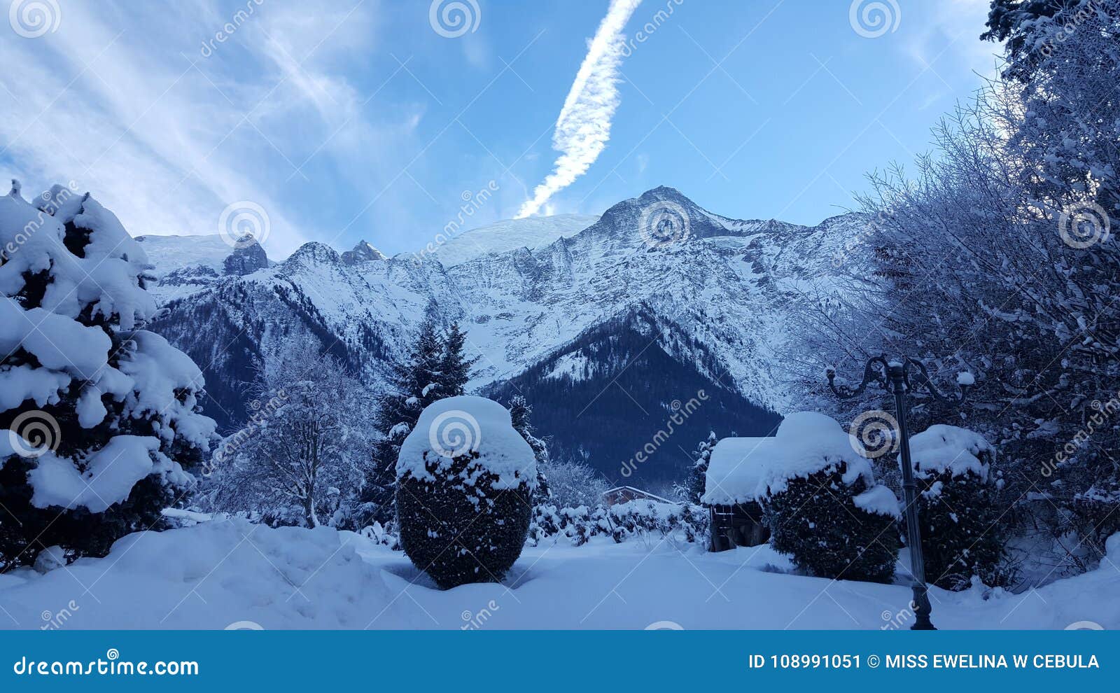 Vinter 2017 i Les Houches/Frankrike. Denna bild visar Alpes berg i Frankrike Det gjordes i Les Houches under vintersäsongen Det framlägger skönhet av berglandskap med blå himmel och snö