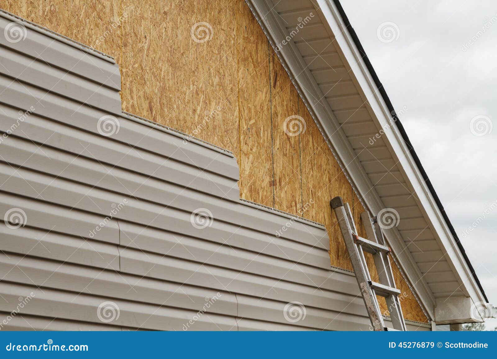 vinyl siding installation on a house in the south