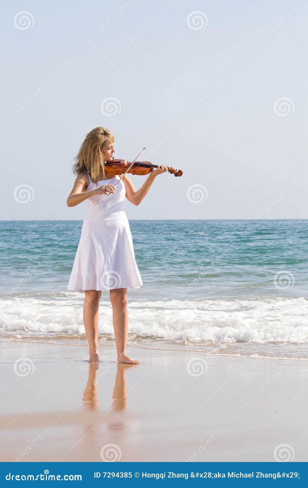 Violín Del Juego Del Violinista De La Mujer En La Playa Imagen de archivo Imagen de elegancia, musical: 7294385