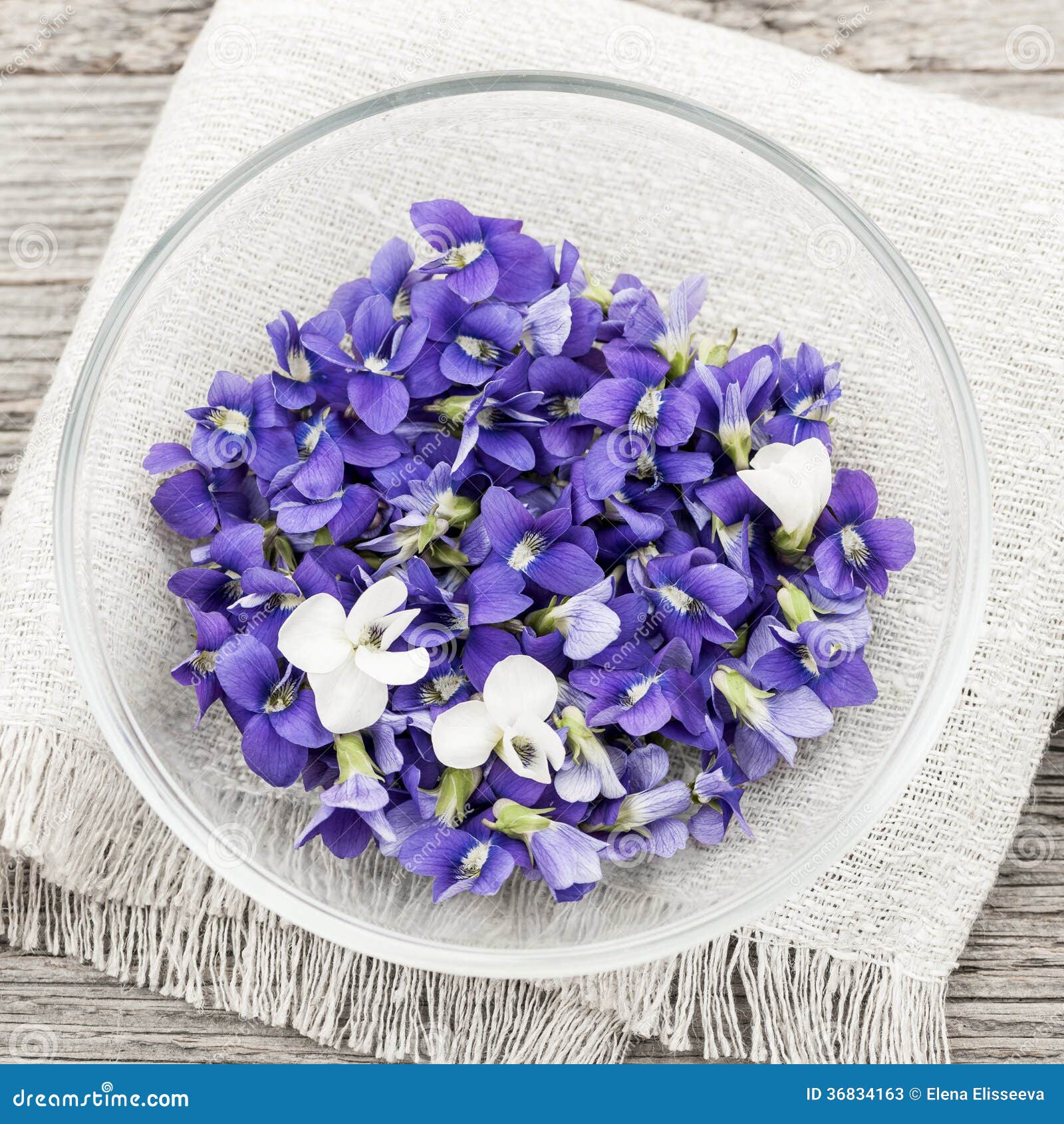 Violettes Comestibles Dans La Cuvette Image stock - Image du violette,  nutrition: 36834163