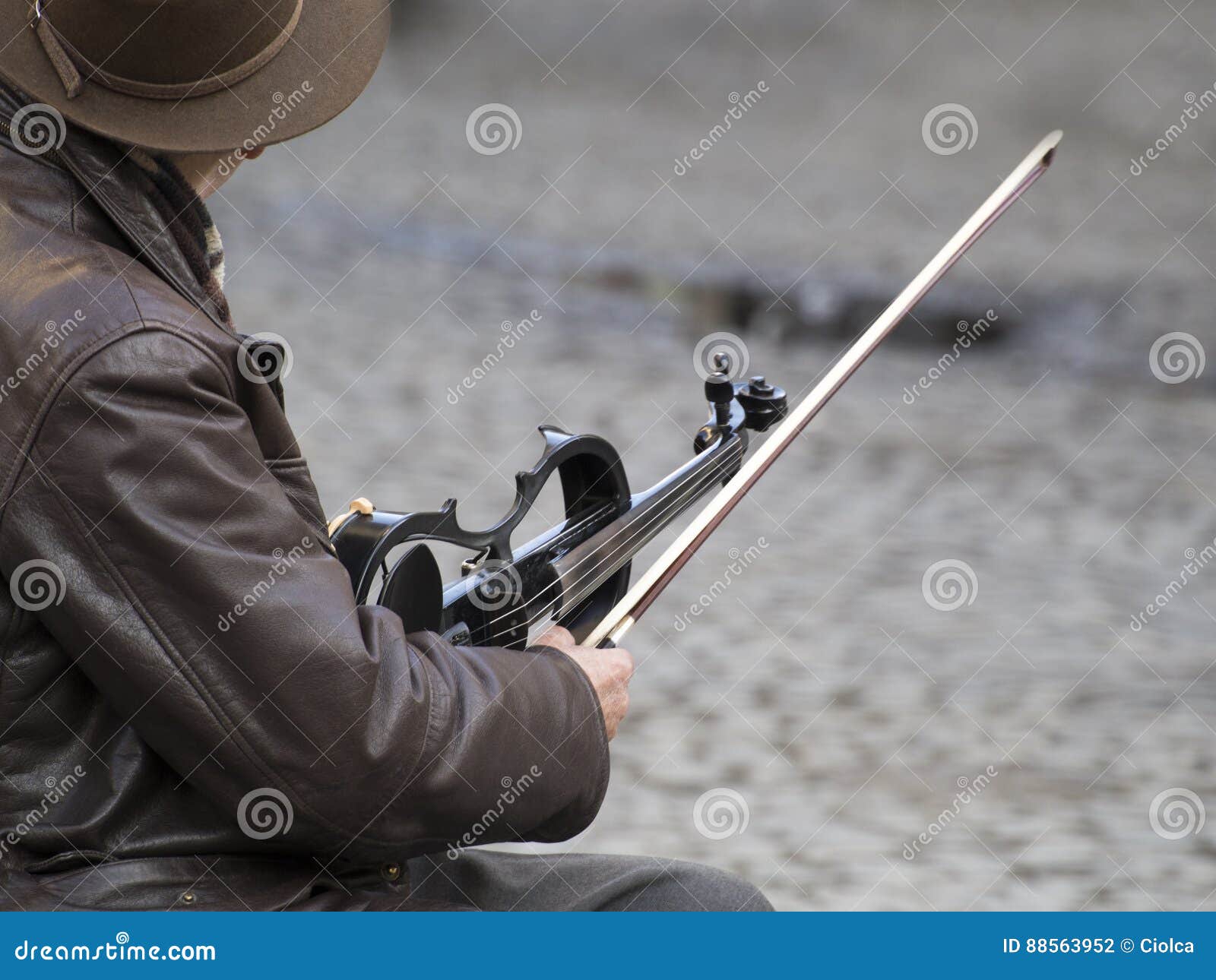 Violin busker editorial photography. Image of music, historical 88563952
