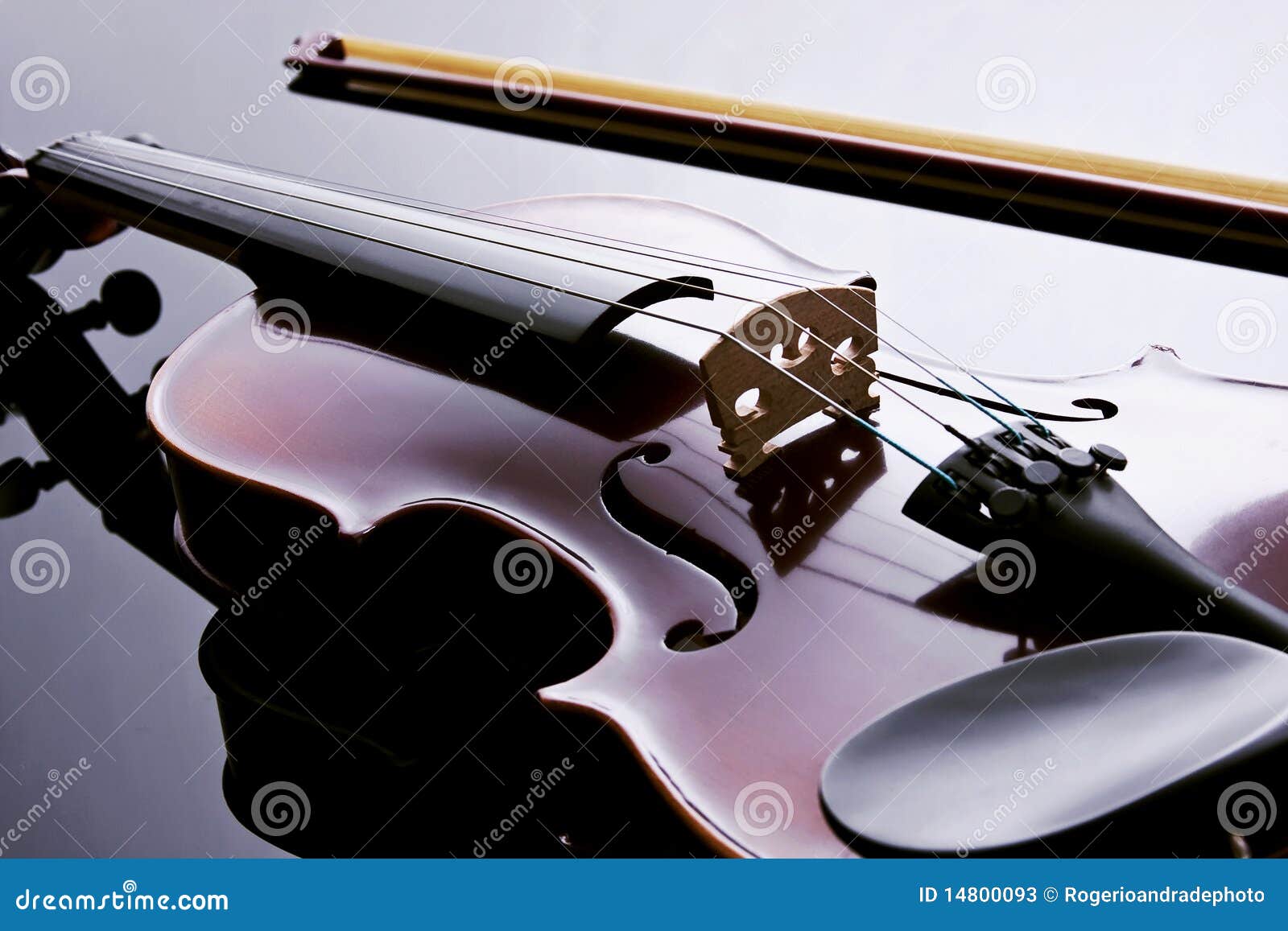 Violin. Studio photo. stock image. Image of reflexive 14800093