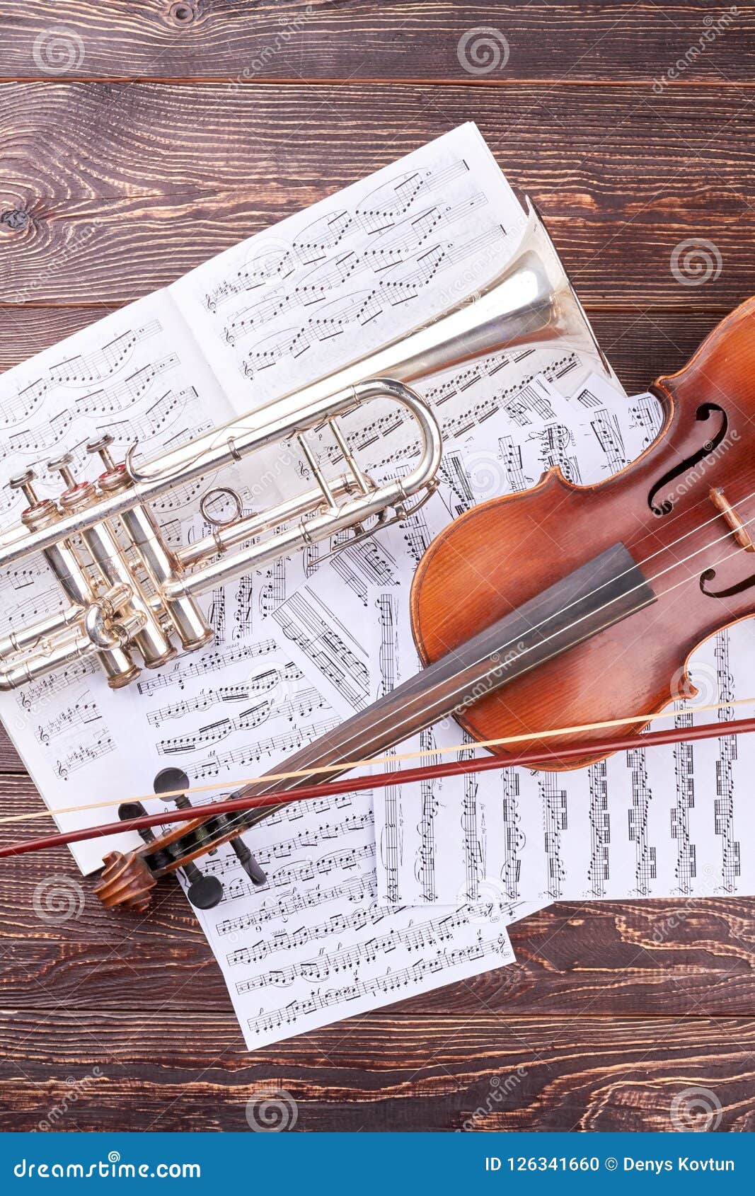 Permitirse Suri Vadear Violin, Trumpet and Musical Notes Sheets. Stock Photo - Image of note,  melody: 126341660