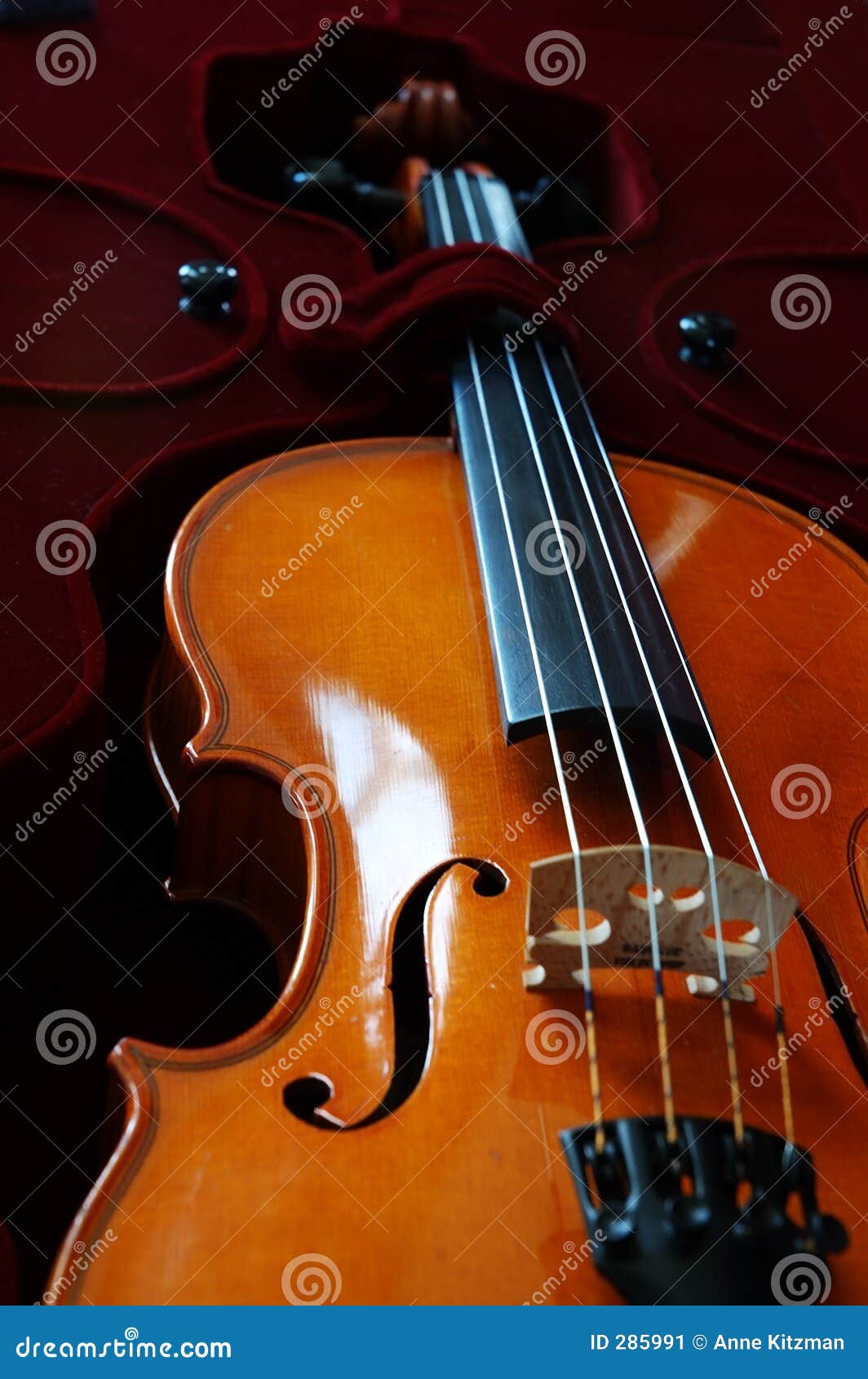 Violine in einem dunkelroten Samtkasten.