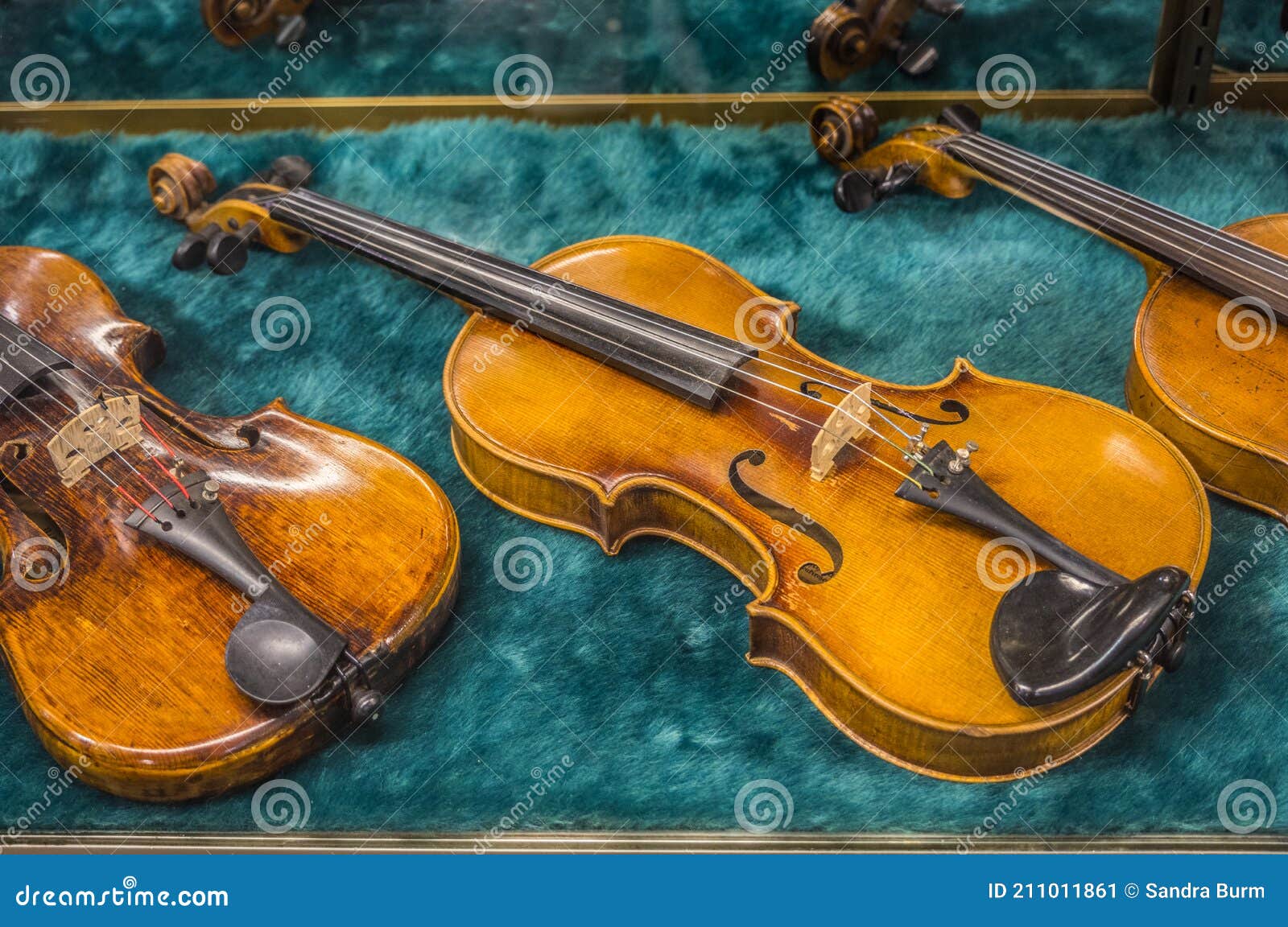 Violines Antiguos Primer Plano Imagen de archivo - Imagen orquesta, sonido: 211011861