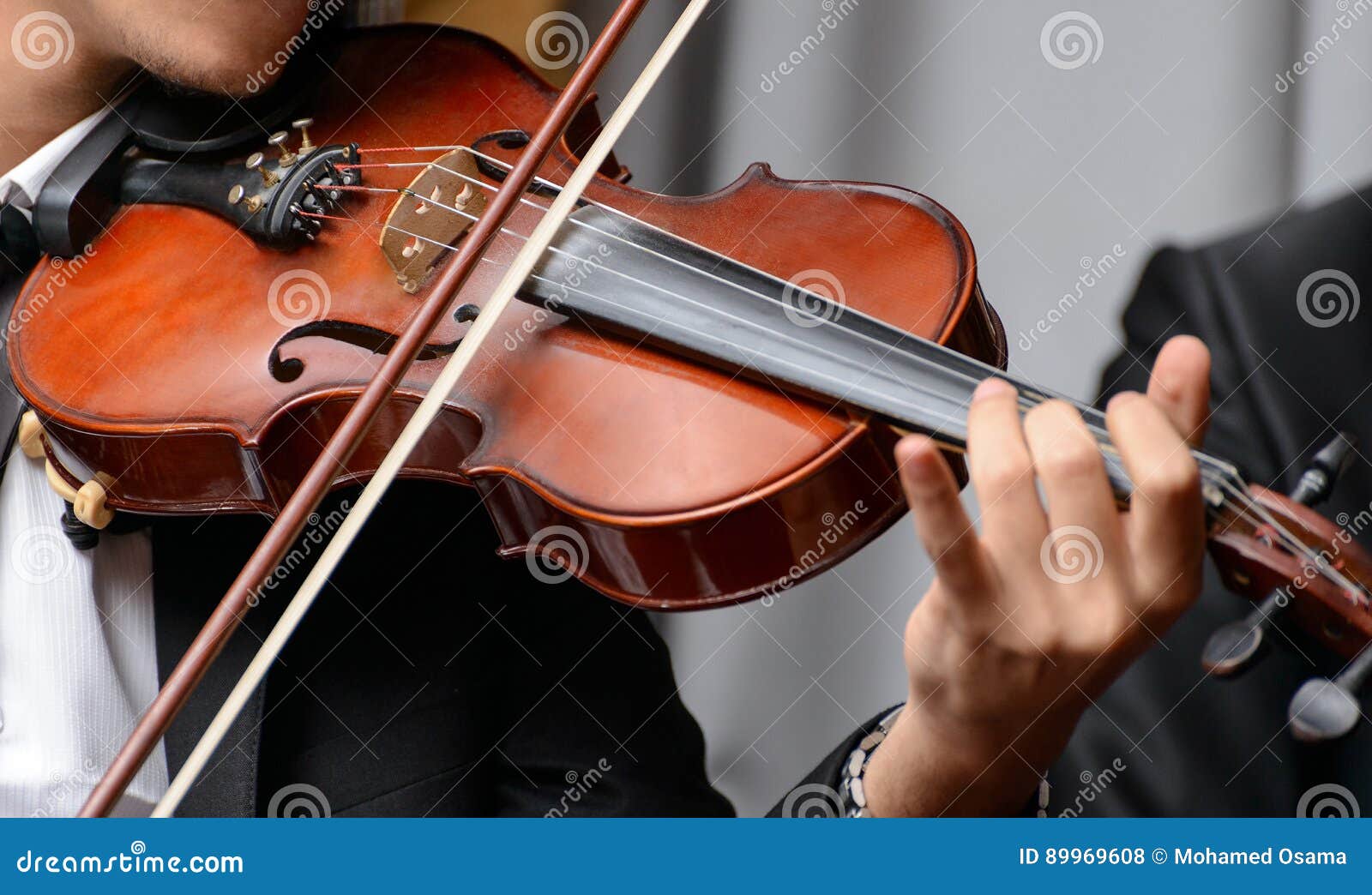 Violinist Playing Eine Symphonie Stockfoto Bild von eleganz