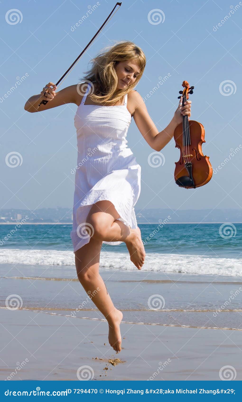 Violinist Springen Auf Strand Stockfoto Bild von musik, dame 7294470