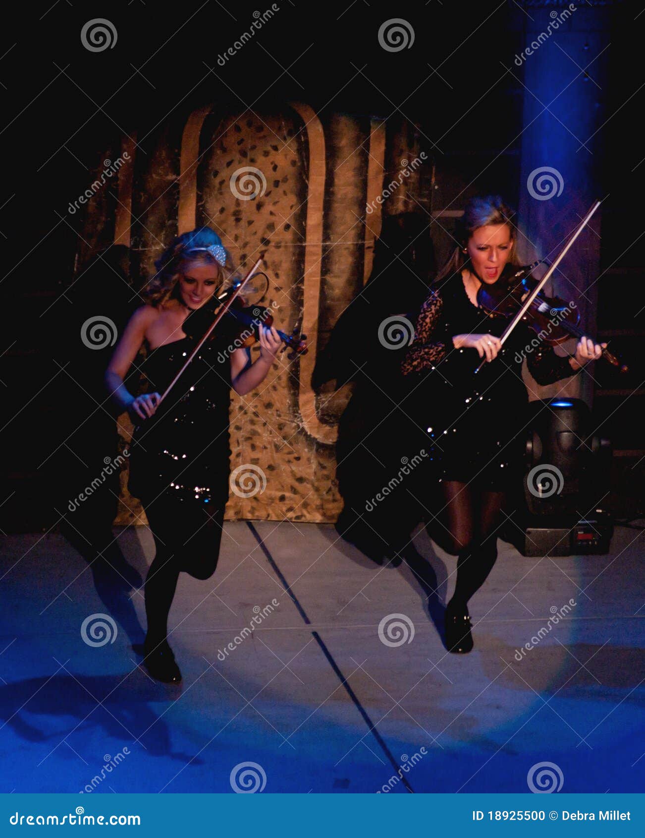 Forbandet konsonant hamburger Violinists Performing in Lord of the Dance Editorial Image - Image of  entertainment, lights: 18925500