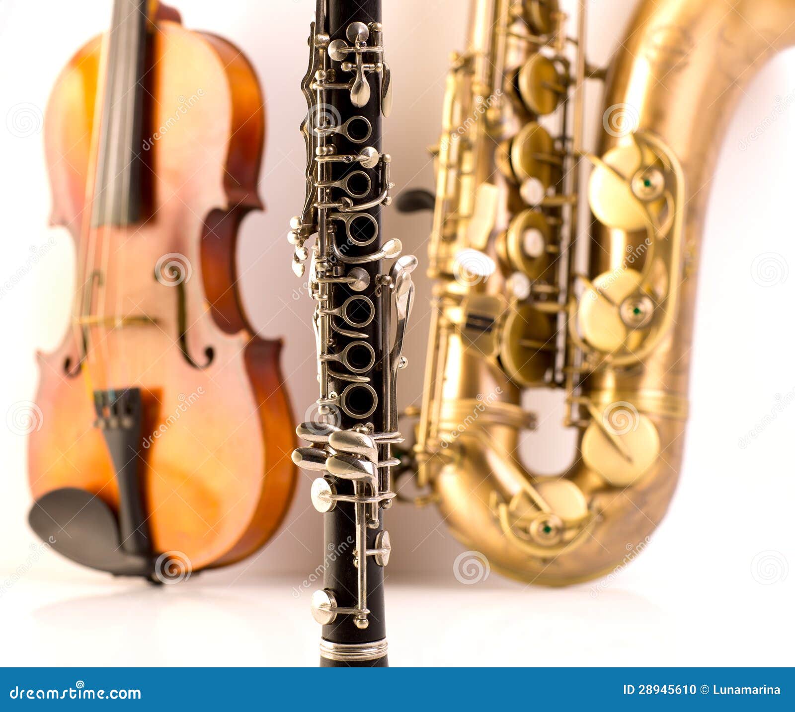 Violino E Clarinetto Del Sassofono Tenore Del Sax Nel Bianco Fotografia Stock Immagine Di