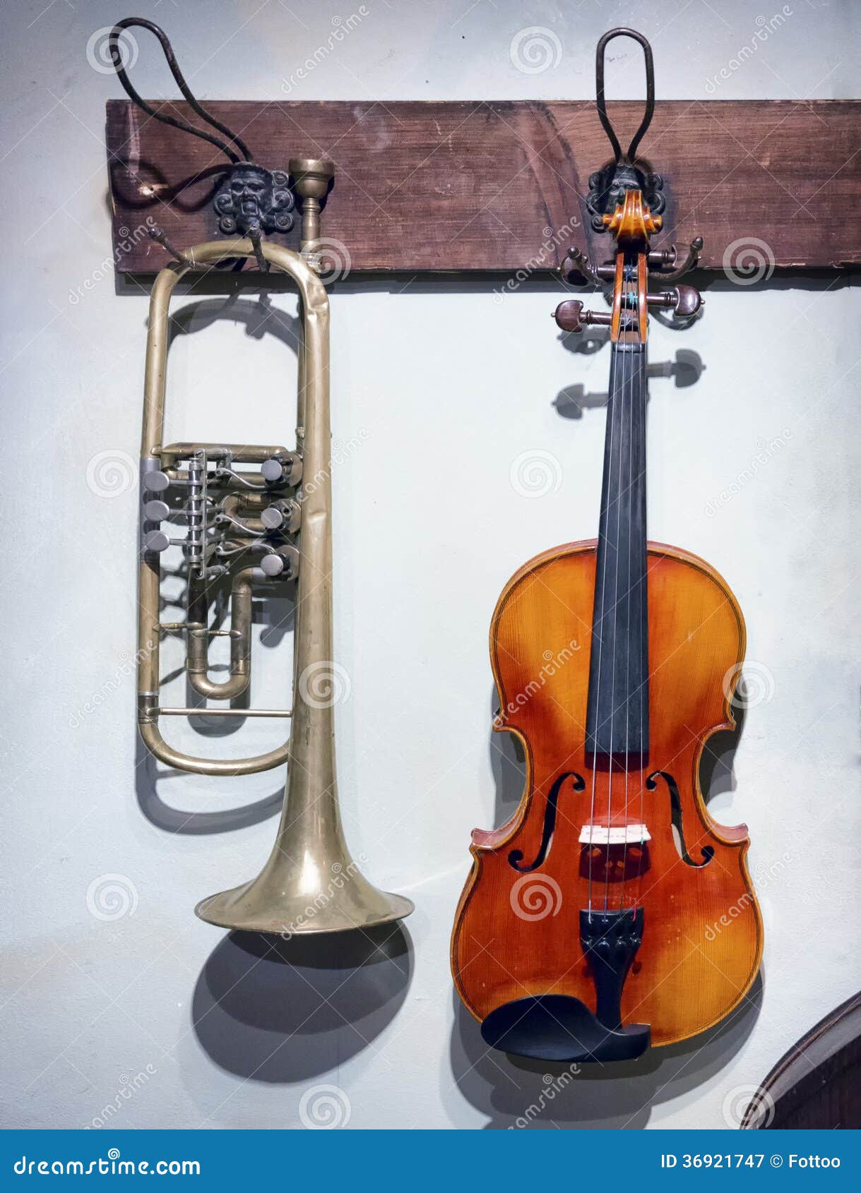 Violino e tromba immagine stock. Immagine di tromba, nostalgia 36921747