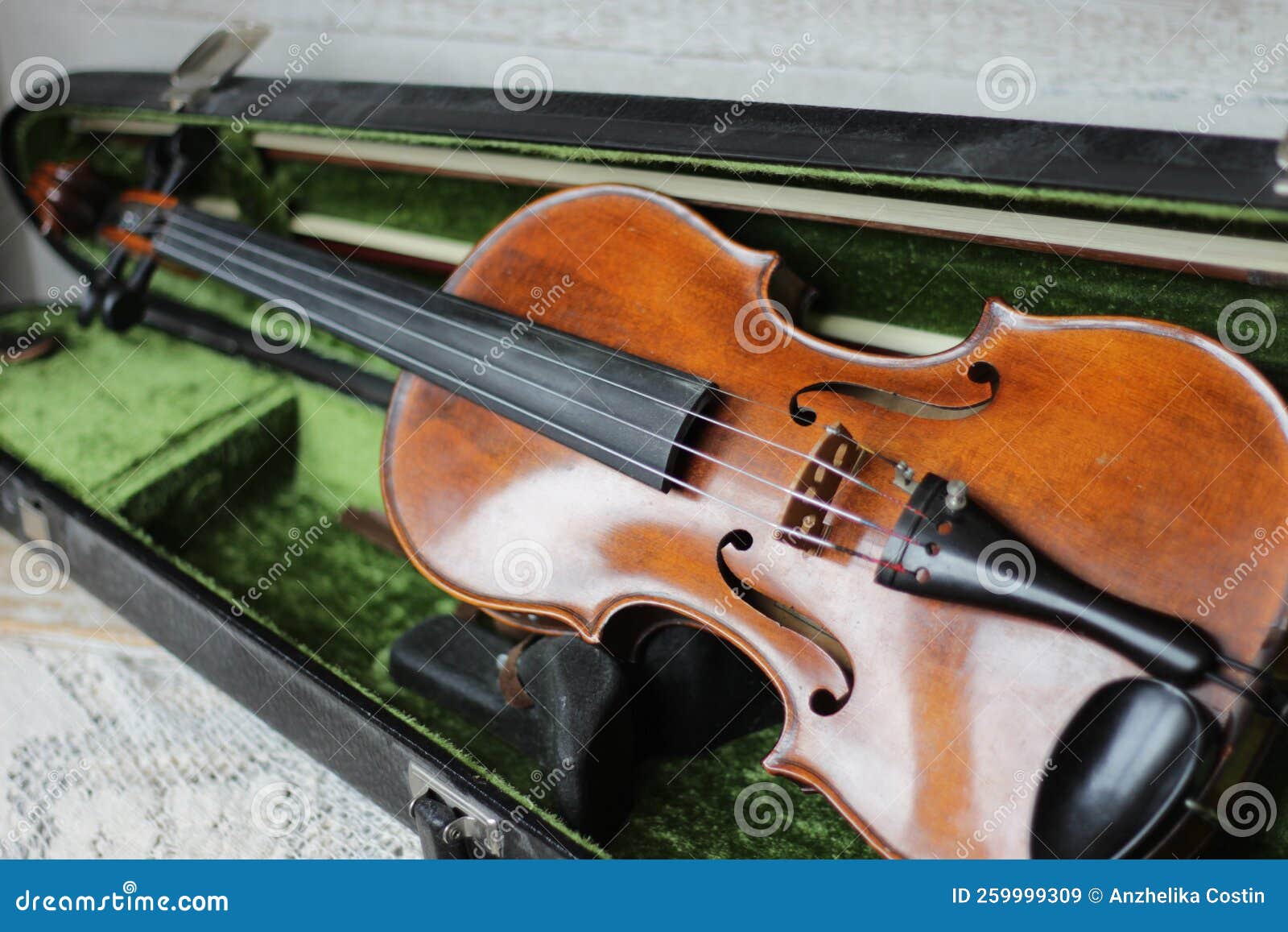 Violon Orchestral Ou Solo Instrument De Musique Professionnel à Quatre  Cordes. Aimé Des Enfants Et Des Adultes Image stock - Image du acoustique,  éducation: 259999309