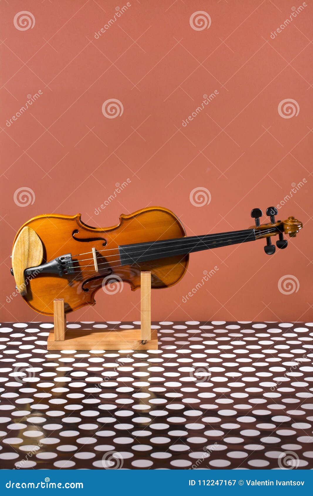 Violon Sur Un Support En Bois Sur Un Brun Image stock - Image du placez,  classique: 112247167