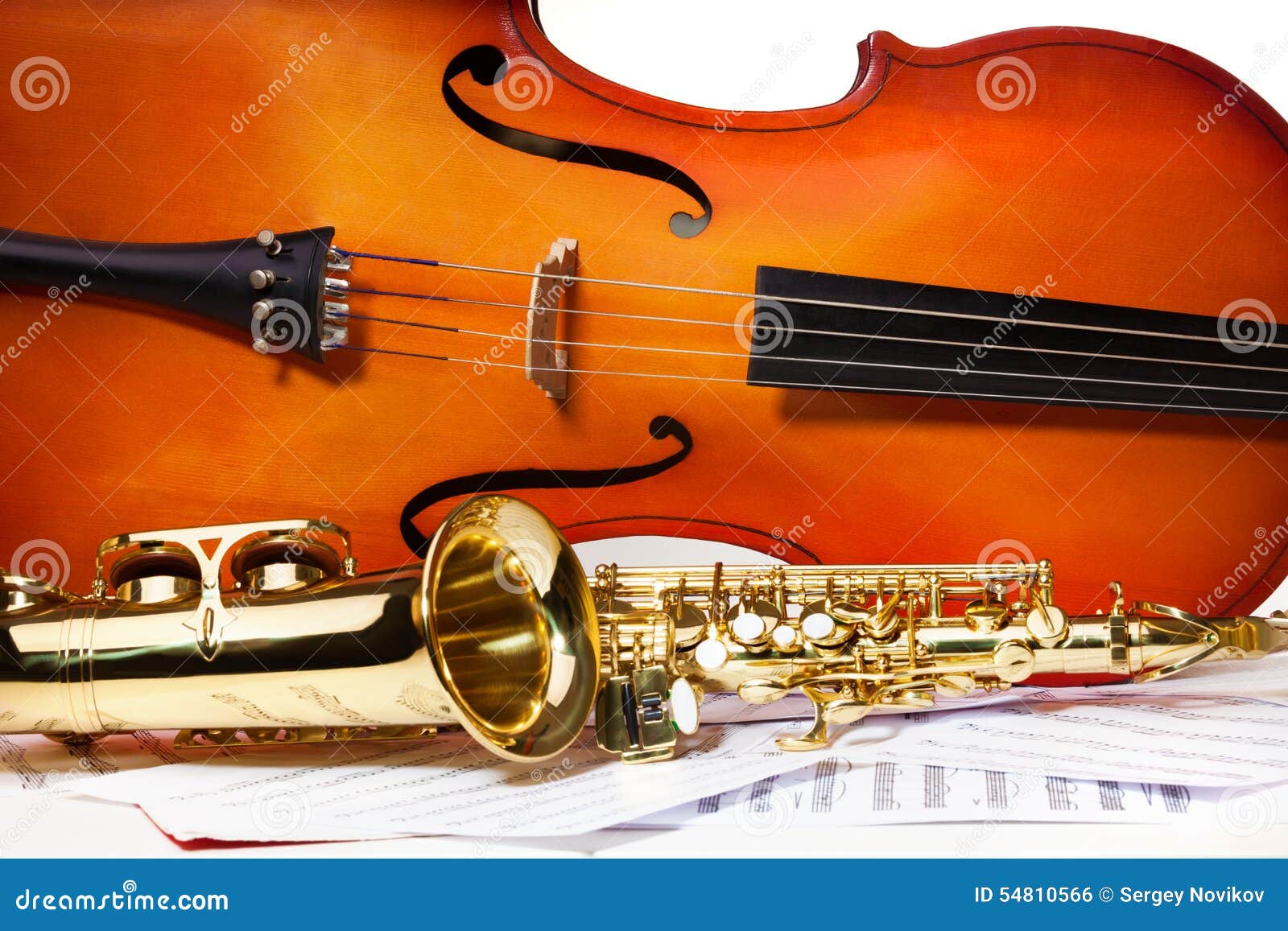 Violoncel En Altsaxofoon Op Muzieknoten Stock Foto - Image of metaal ...