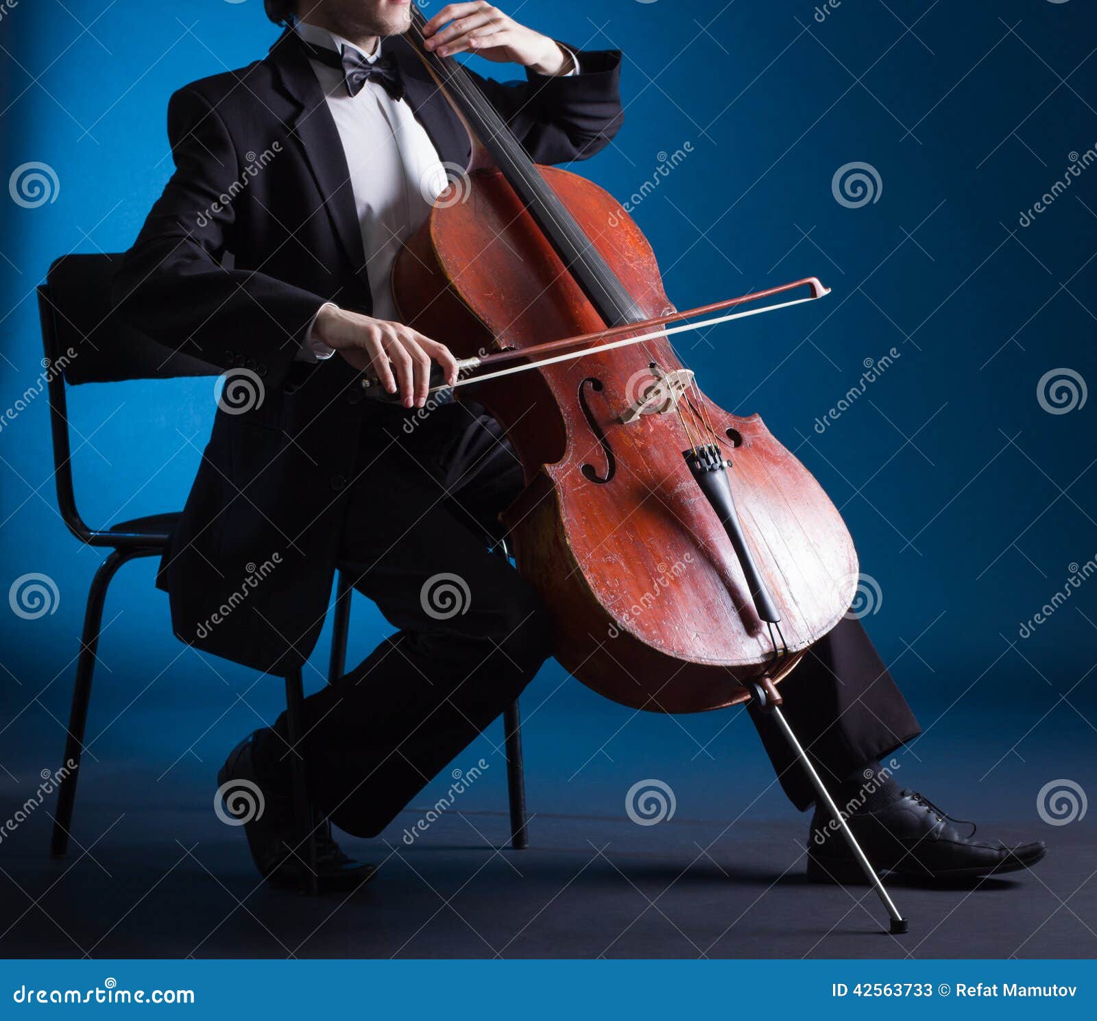 Violoncellista Che Gioca Sul Violoncello Immagine Stock Immagine di