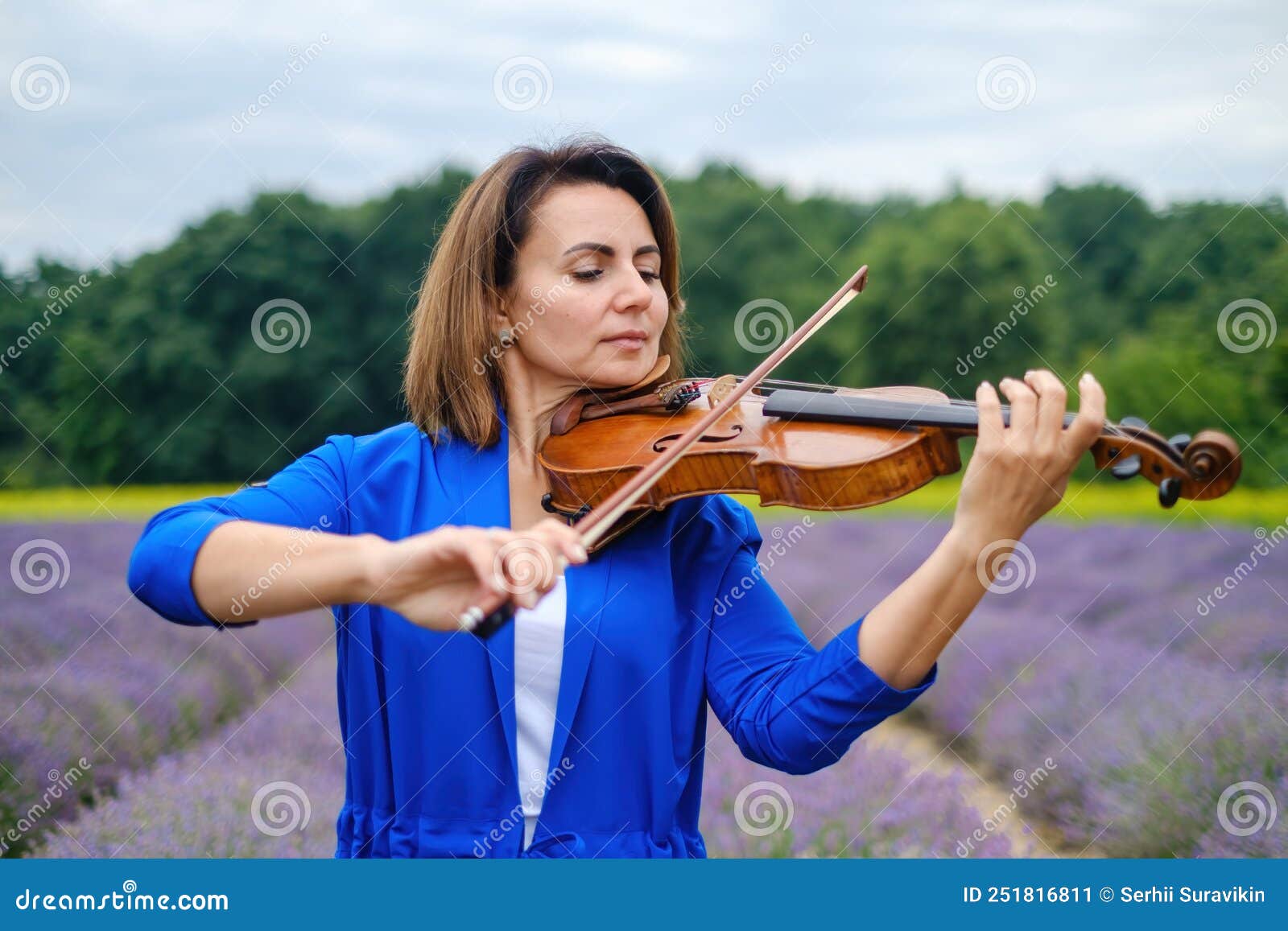 Violoniste Femme Adulte Jouer Du Violon Sur La Lavande D'été