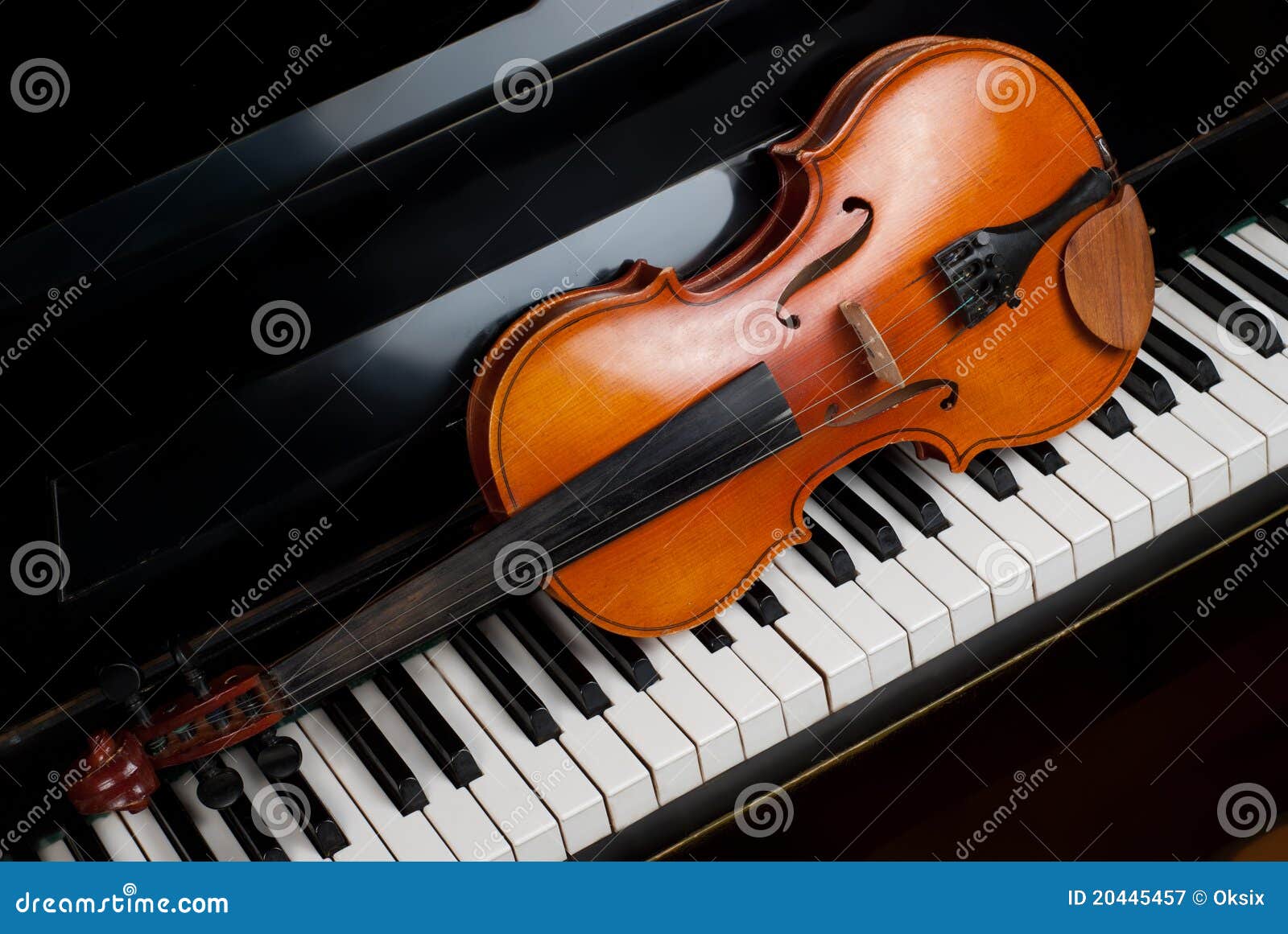 Violín y piano imagen de archivo. Imagen de ébano, teclado 20445457