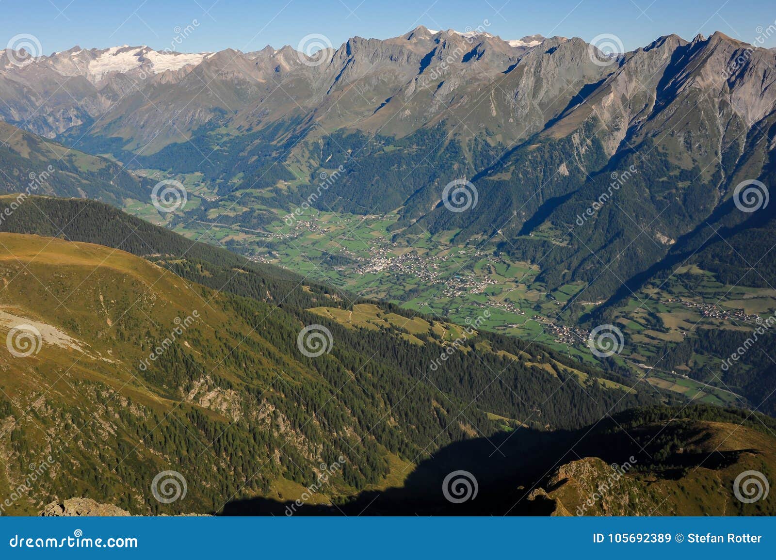 Virgental en Osttirol Austria en una mañana soleada en verano