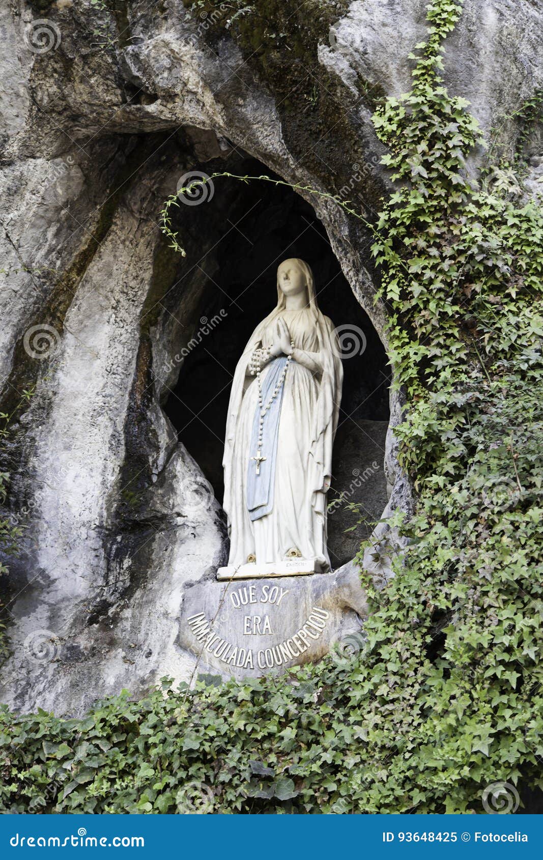 Virgin in Lourdes stock afbeelding. Image of achtergrond - 93648425