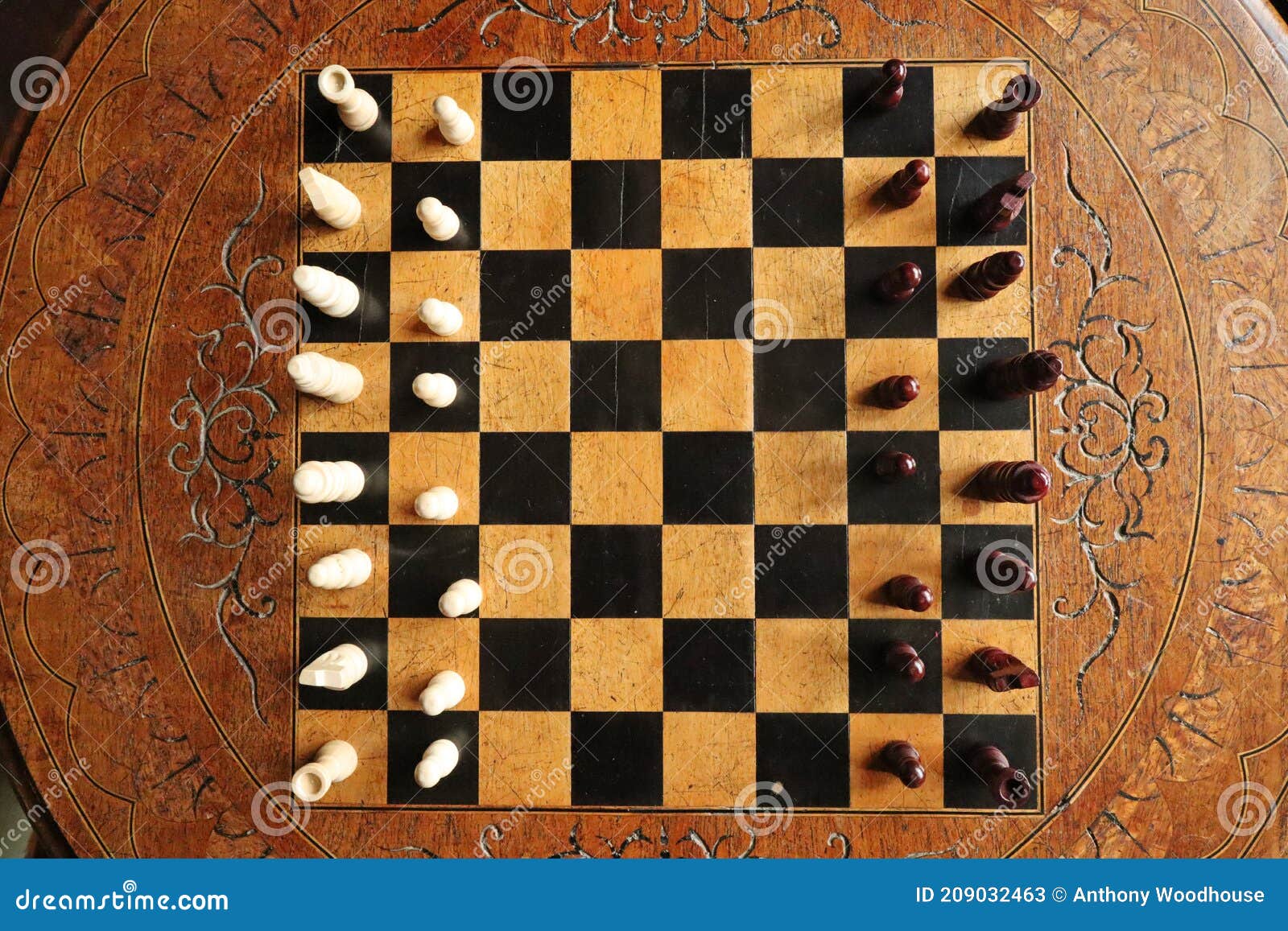 Como Jogar a Xadrez De Madeira Do Jogo De Mesa Improvisação E ângulos  Diferentes De Grupos De Xadrez, De Partes E De Tabuleiro De Foto de Stock -  Imagem de preto, potência