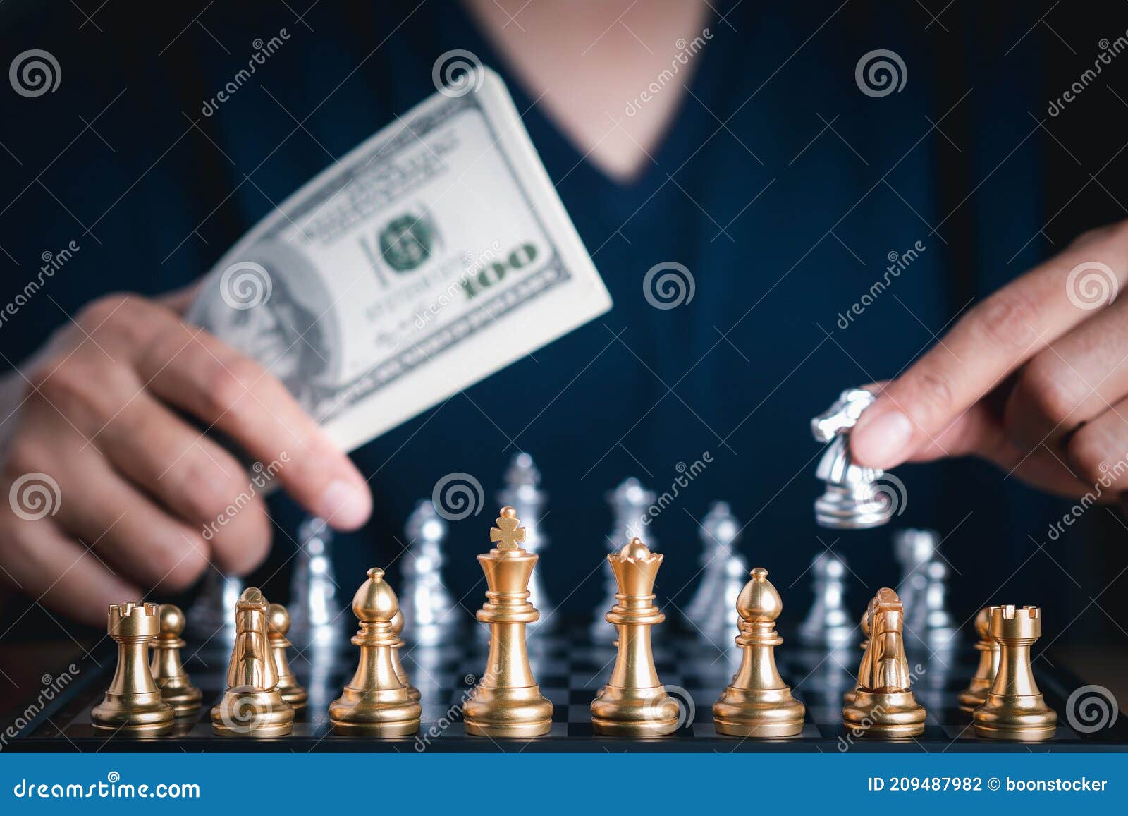Tabuleiro de xadrez com peças de xadrez em fundo desfocado closeup de  tabuleiro de xadrez e conceito de estratégia de negócios de tabuleiro de  xadrez