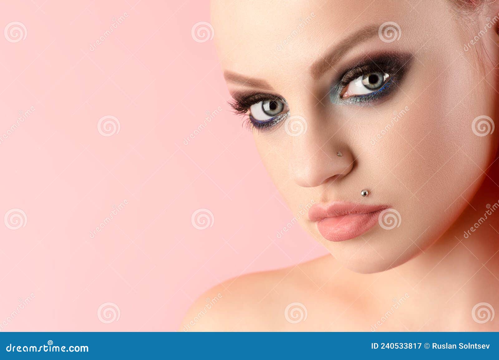 Visage De Femme Sensuelle Avec Peau De Maquillage Foncé