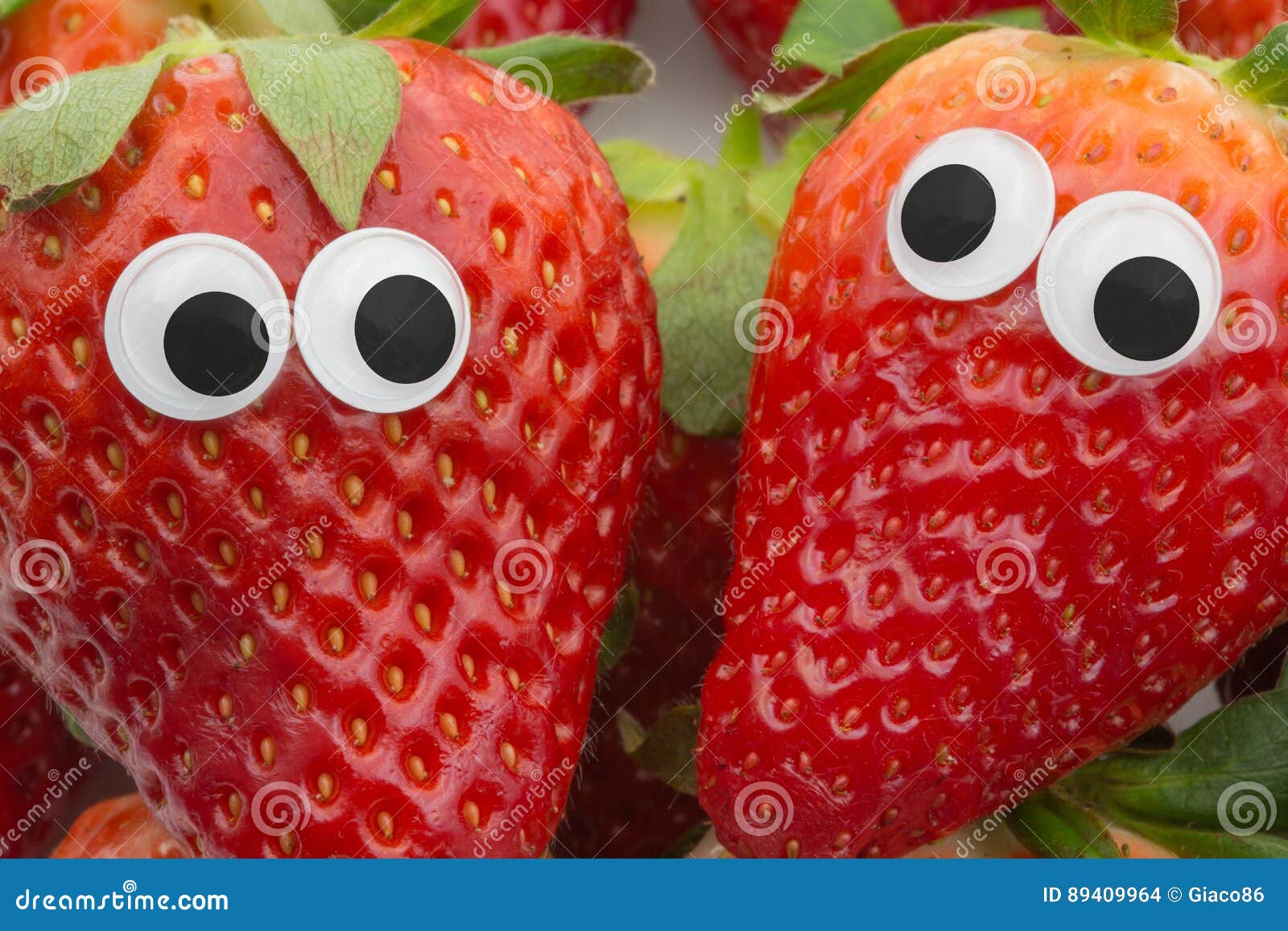 Visage de fraise photo stock. Image du nourriture, isolement