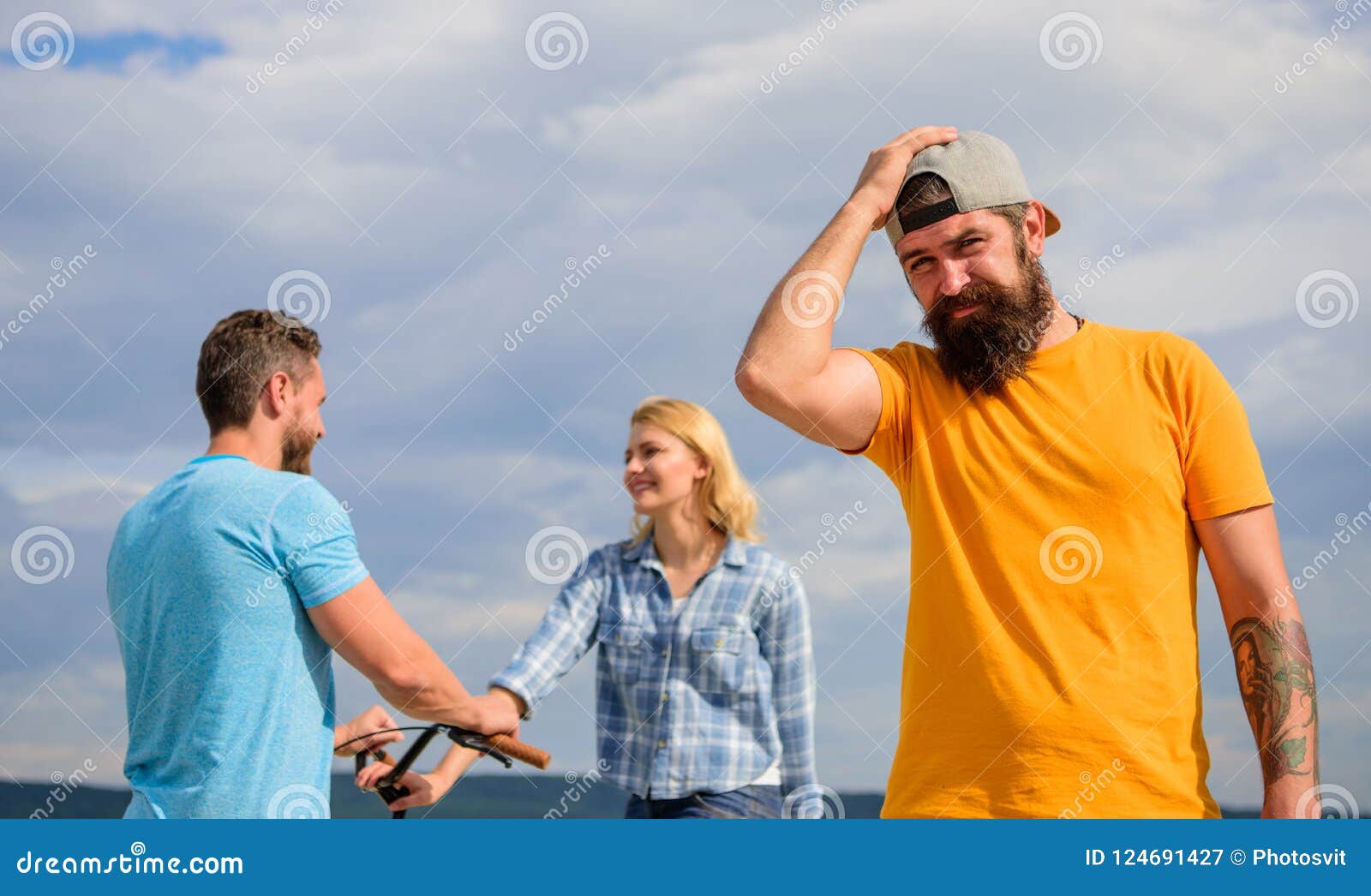 Visage Plein De Regrets De Hippie Devant Des Couples Dans L Amour Le Hippie Se Sent Jaloux Et Plein De Regrets Le Regret D Homme Image Stock Image Du Jaloux Brutal