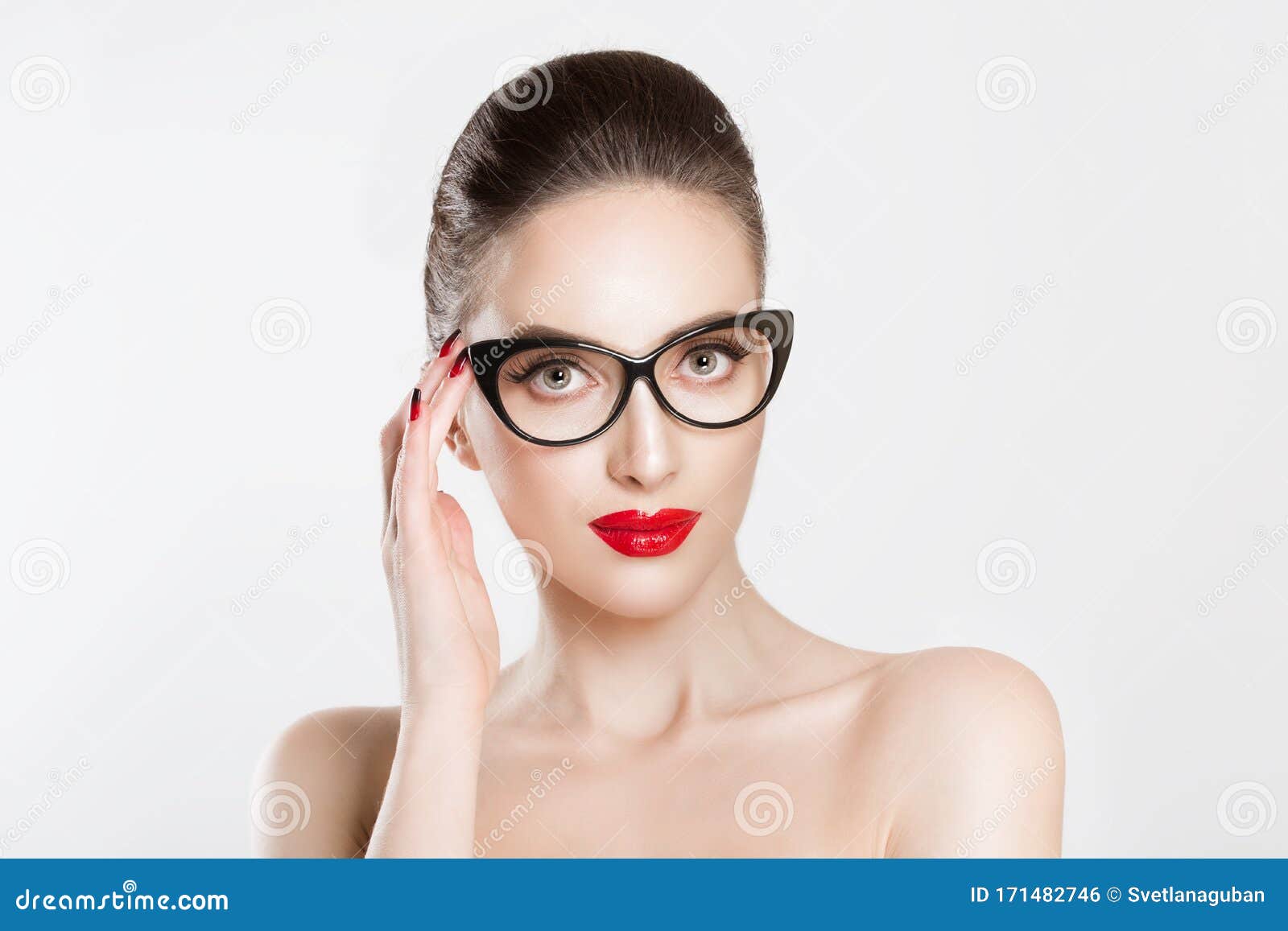 Visión Chica Atractiva De Moda Sexy Con Anteojos Mujer Sosteniendo Sus Dos Lentes Aislado Blanco Claro Gris Claro de archivo - Imagen de elegante, cuidado: 171482746