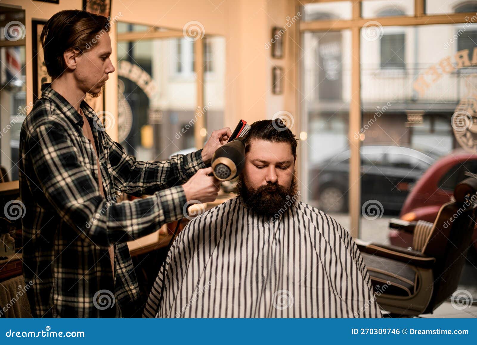 Vista Lateral Del Hombre Barbudo En Barbería Y Peluquero Masculino Creador  De Peinado Imagen de archivo - Imagen de pelo, interior: 270309847