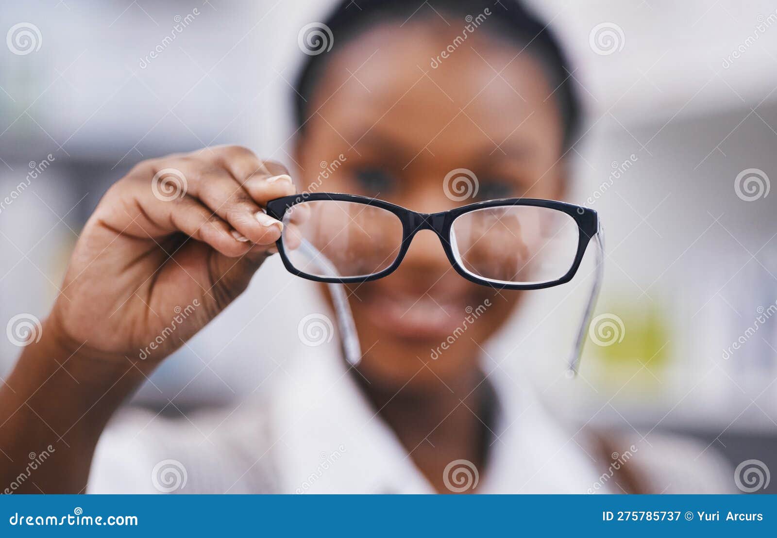 Vision Soins Oculaires Et Femme Avec Lunettes Clinique a Main Pour L examen De L oeil Et L aide a La Vue Pauvre Avec La Sante Et L Image stock Image du soin sain