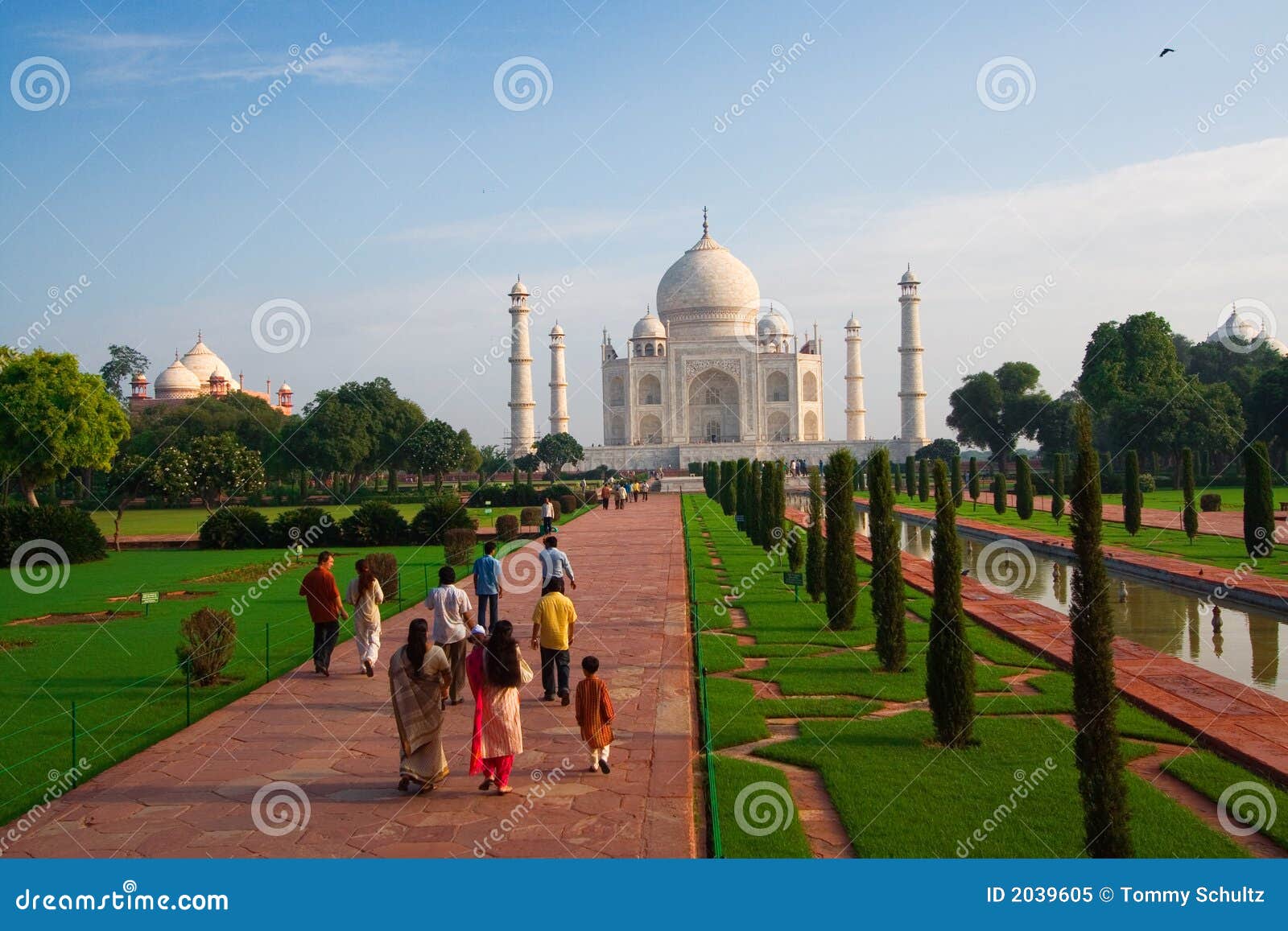 Visitantes da manhã de Taj Mahal. Visitantes da manhã a Taj Mahal em Agra, India