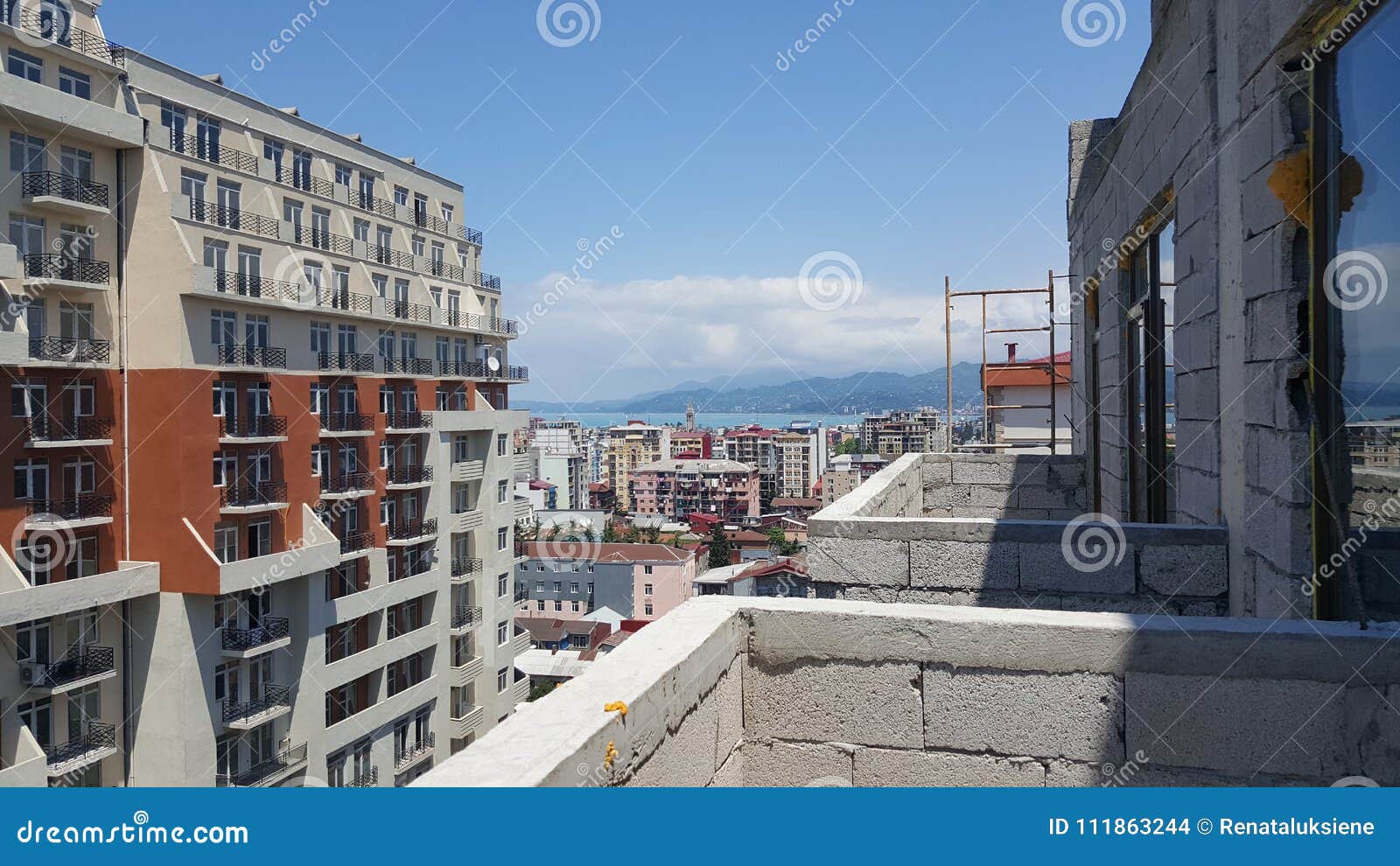 Visión desde el balcón del edificio de la nueva construcción en Georgia. Nuevo contruction del edificio multi del piso, visión desde el balckony - mar, montañas, otros edificios, casas Nuevo apartamento en Georgia, Batumi