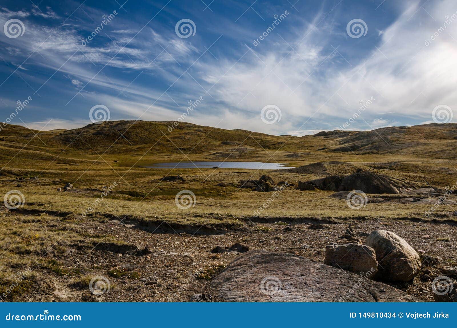 Visión en un pedazo seco de tierra groenlandesa por la capa de hielo, Kangerlussuaq, Groenlandia, área, punto, 660, hermosos, paisaje, naturaleza, verano, estación, soleada, cielo, nubes, rocas, piedras, tierra, polar, del norte, ártico, caminando, turismo, viaje, excursión, ambiente, global, el calentarse, remoto, salvaje, desierto, azul, tiempo, colina, al aire libre, geología, suciedad, grava, agua, lago, charca, canto rodado, musgo, aventura, natural, paisaje, montaña