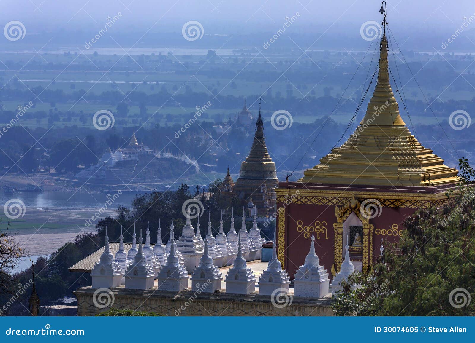 Río de Irrawaddy de la colina de Sagaing - Myanmar. Visión a través del río de Irrawaddy (Ayeyarwaddy) de la colina de Sagaing cerca de la ciudad de Sagaing en Myanmar (Birmania).